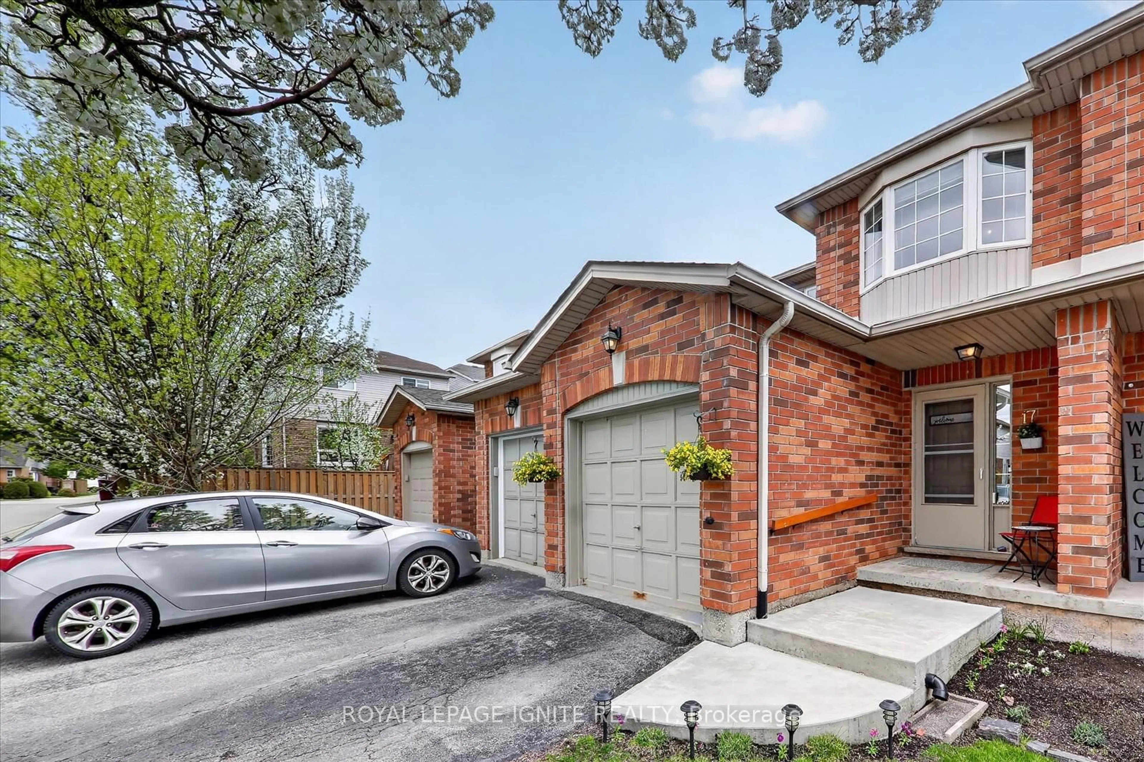 Home with brick exterior material, street for 174 Highbury Dr #17, Hamilton Ontario L8J 3T8