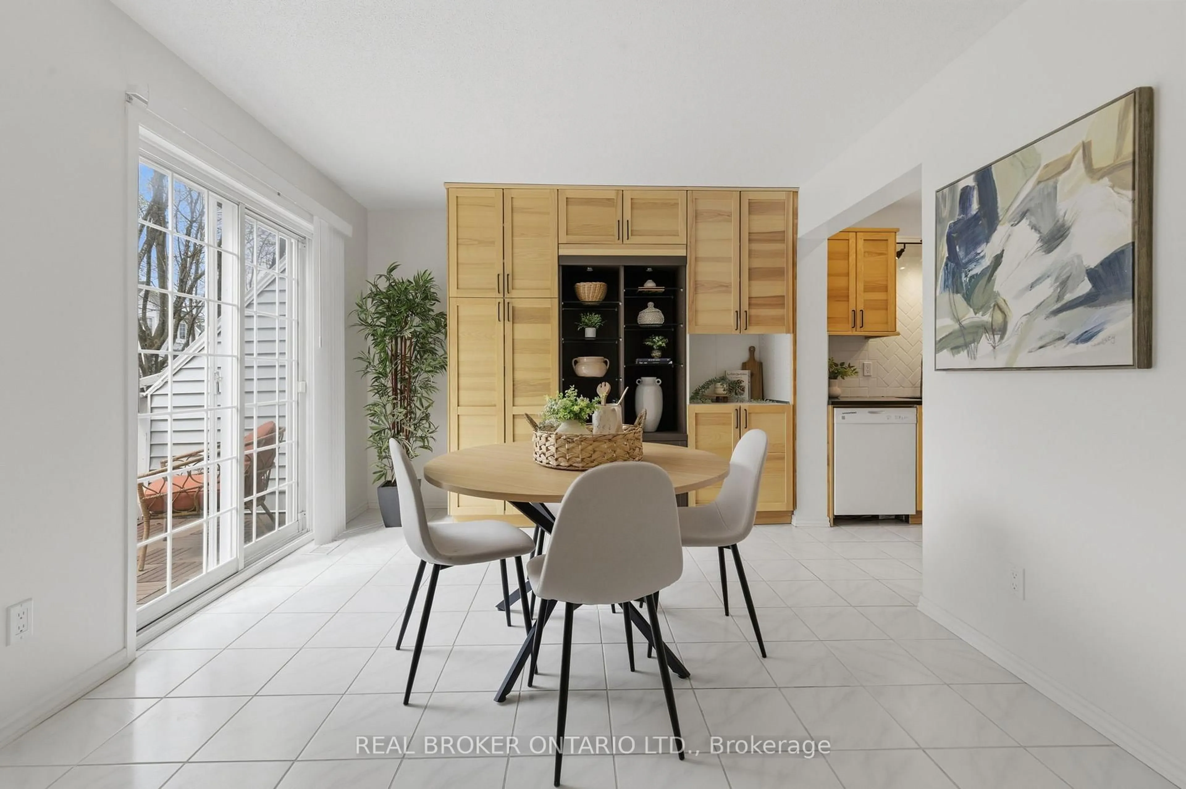 Dining room, ceramic/tile floor for 36 Castlegreen Private, Ottawa Ontario K1T 3N4