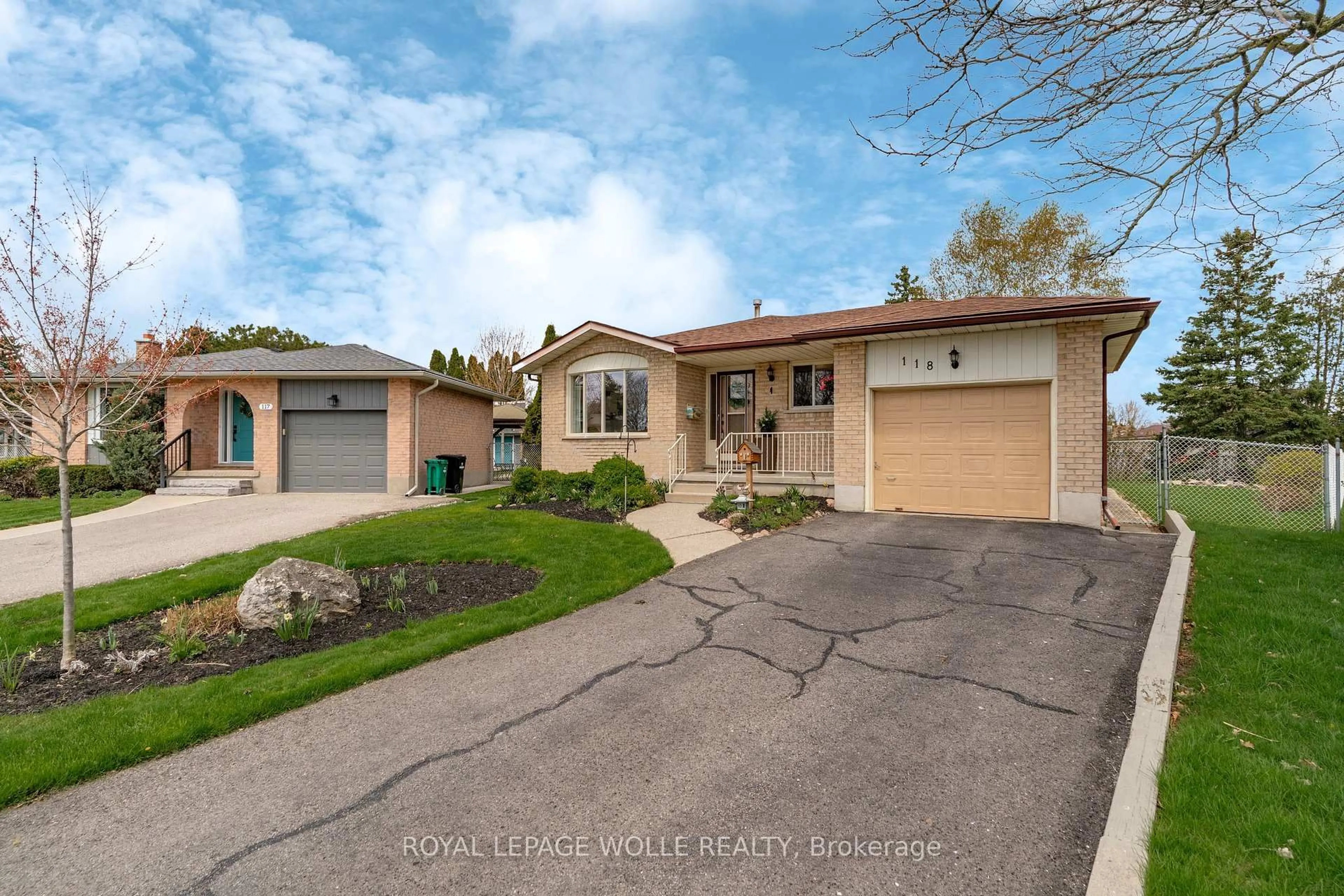 A pic from outside/outdoor area/front of a property/back of a property/a pic from drone, street for 118 Deerberry Pl, Waterloo Ontario N2V 1G2