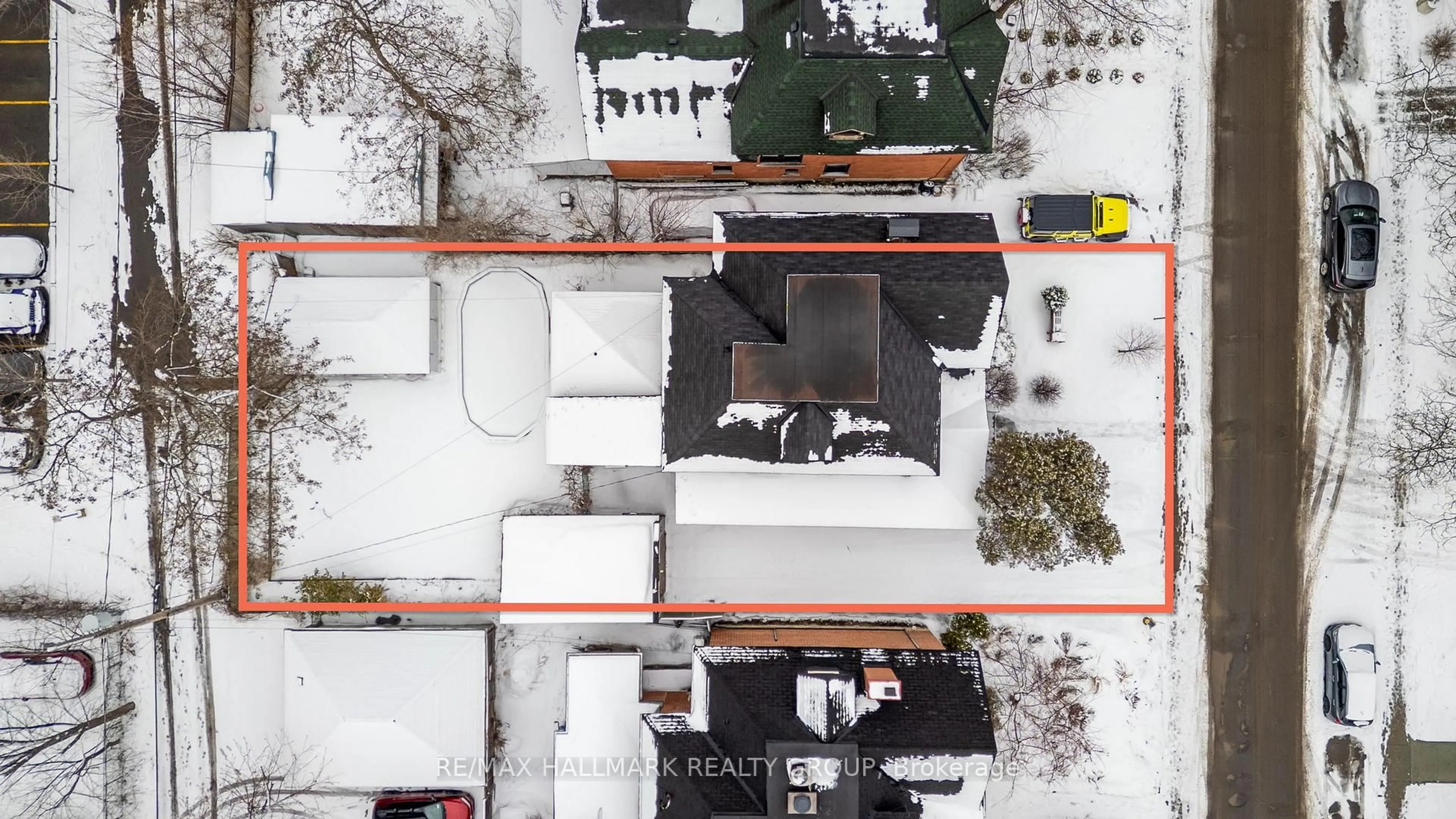 A pic from outside/outdoor area/front of a property/back of a property/a pic from drone, street for 45 Russell Ave, Ottawa Ontario K1N 7W9