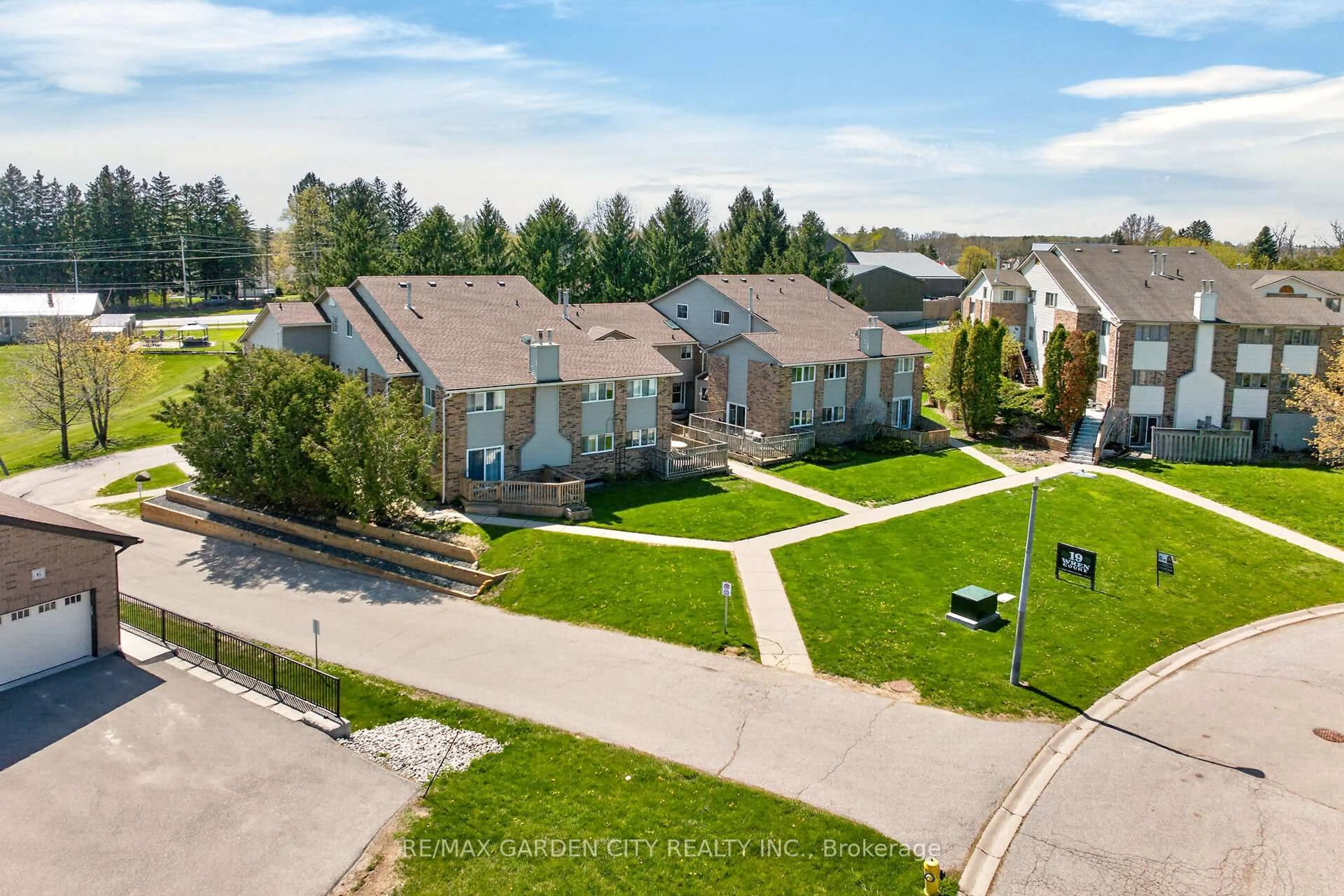 A pic from outside/outdoor area/front of a property/back of a property/a pic from drone, unknown for 19 Wren Crt #1, Tillsonburg Ontario N4G 5K2