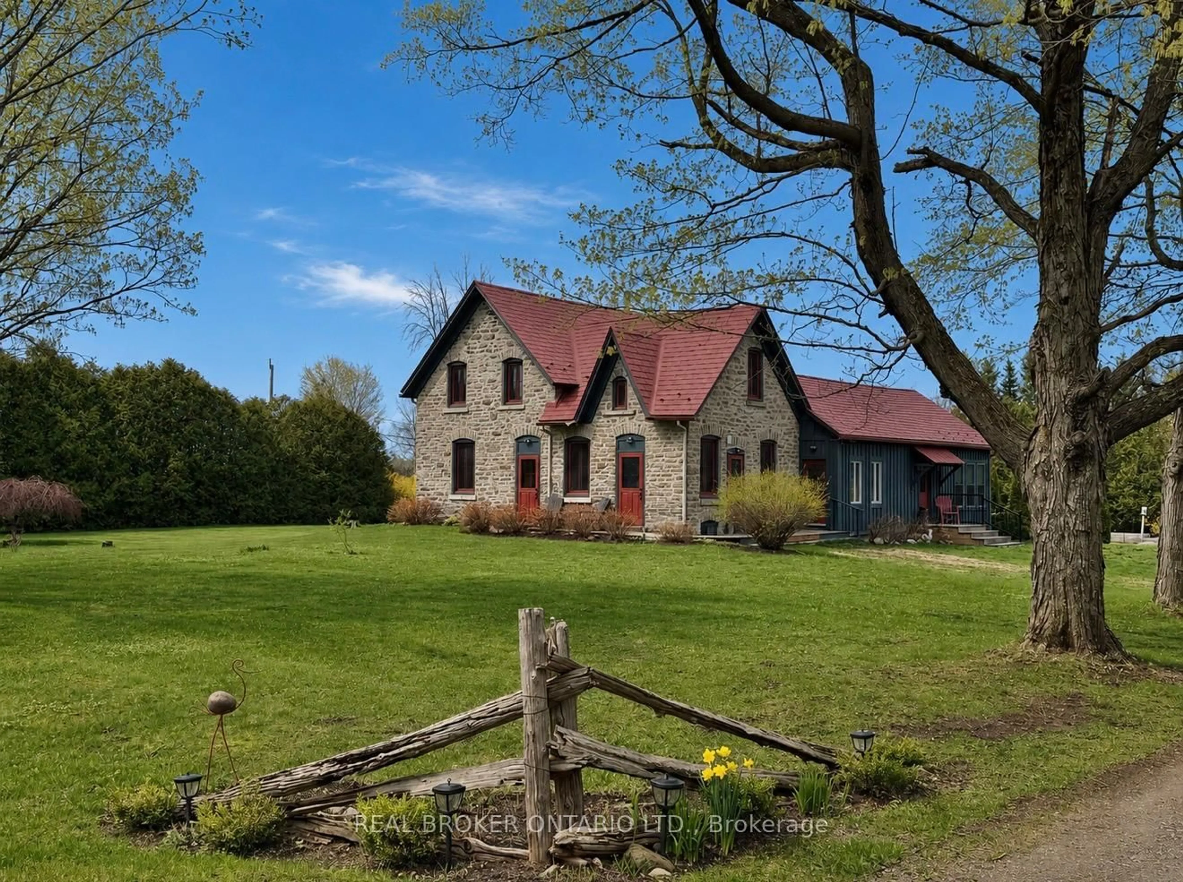 A pic from outside/outdoor area/front of a property/back of a property/a pic from drone, building for 2090 Beach Rd, North Grenville Ontario K0G 1S0