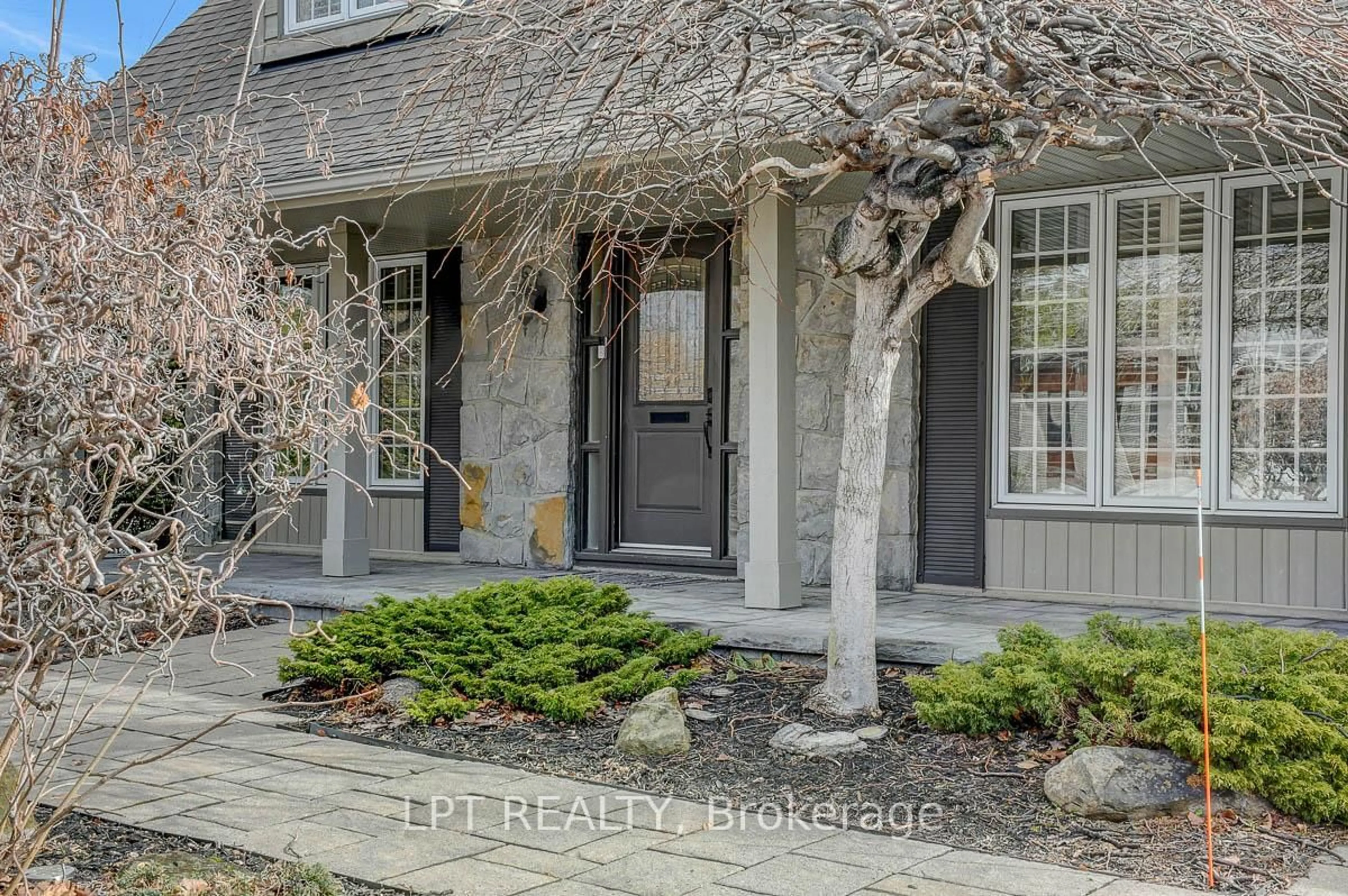 Indoor entryway for 2129 Beaumont Rd, Ottawa Ontario K1H 5V2