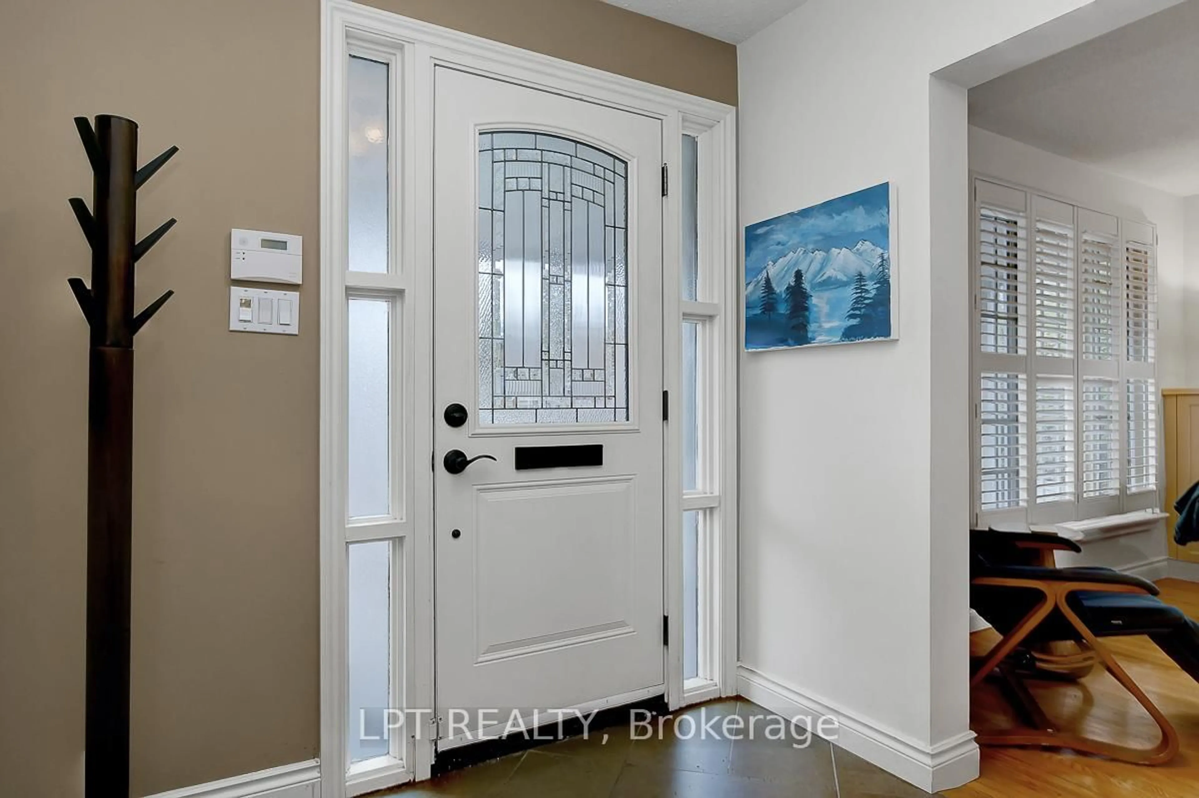 Indoor entryway for 2129 Beaumont Rd, Ottawa Ontario K1H 5V2