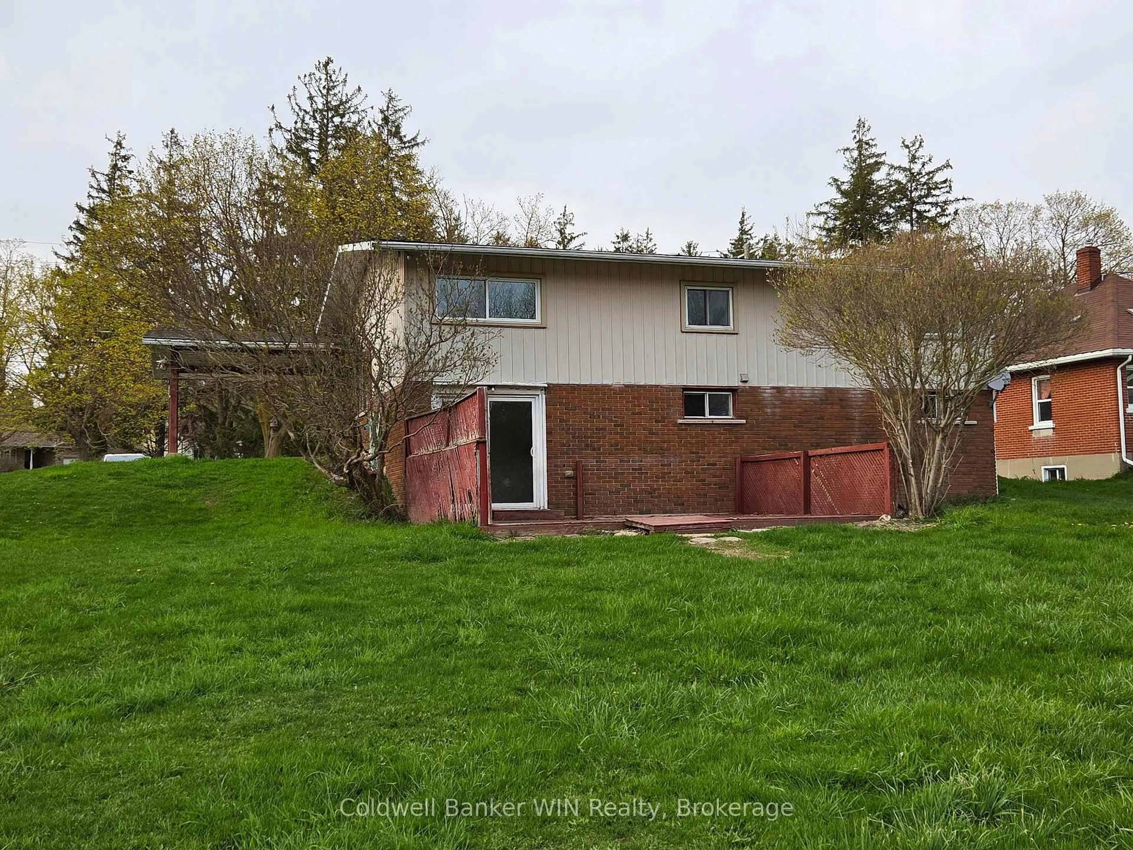 A pic from outside/outdoor area/front of a property/back of a property/a pic from drone, unknown for 456 Queen St, Wellington North Ontario N0G 2L3
