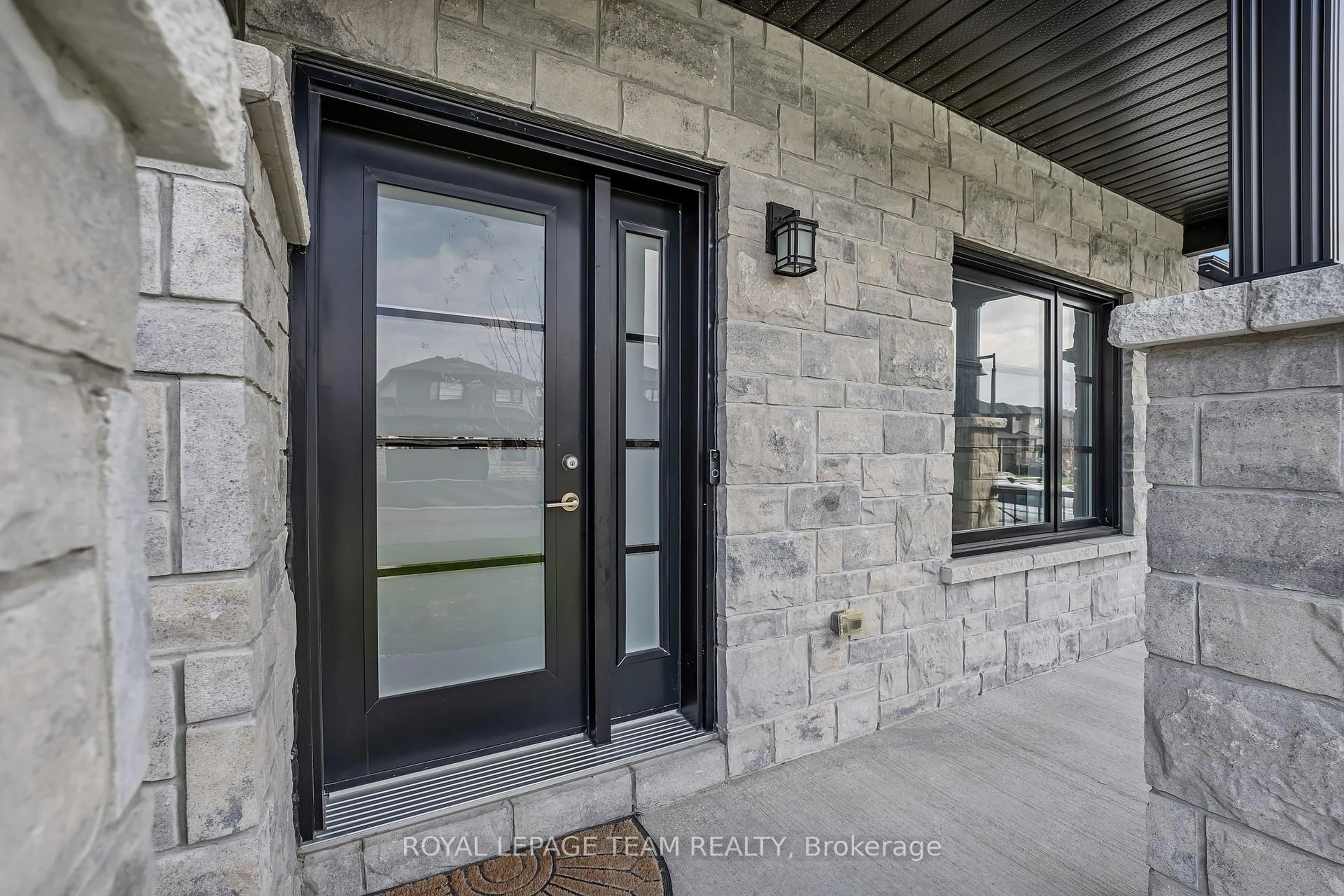 Indoor entryway for 340 Moonlight Dr, Russell Ontario K4R 0L1