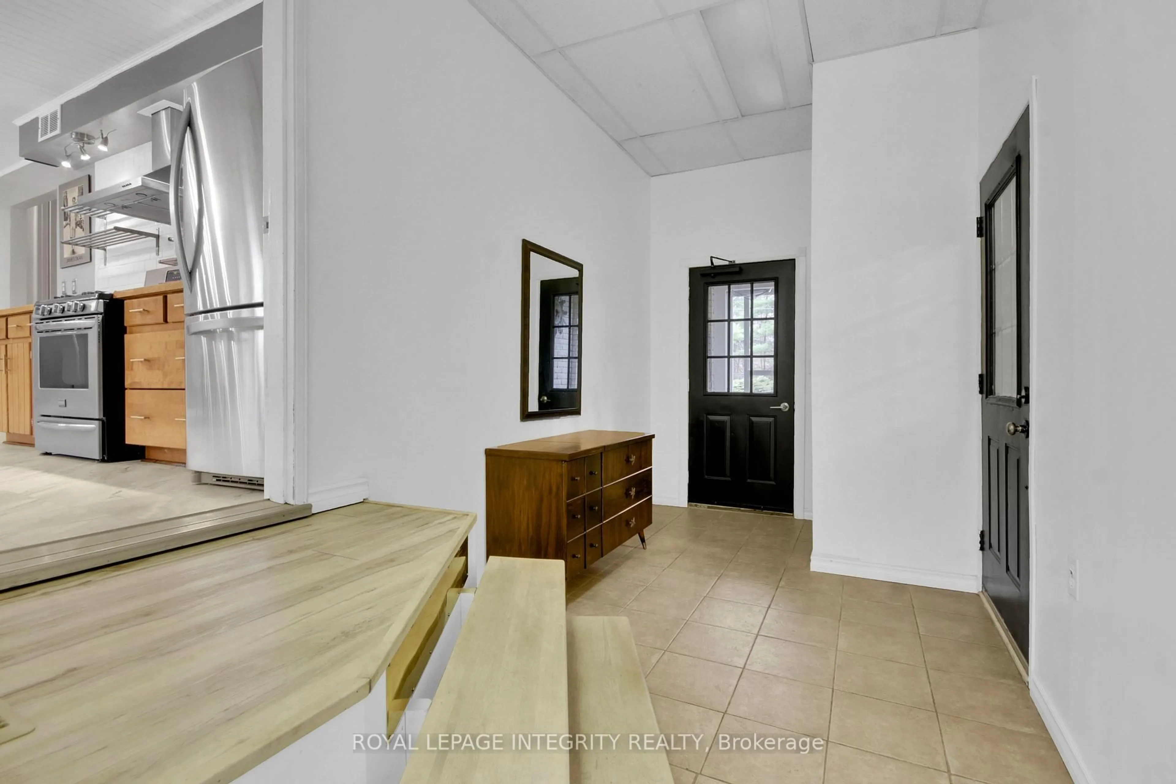 Indoor foyer for 4005 WEIR Rd, Augusta Ontario K0E 1X0