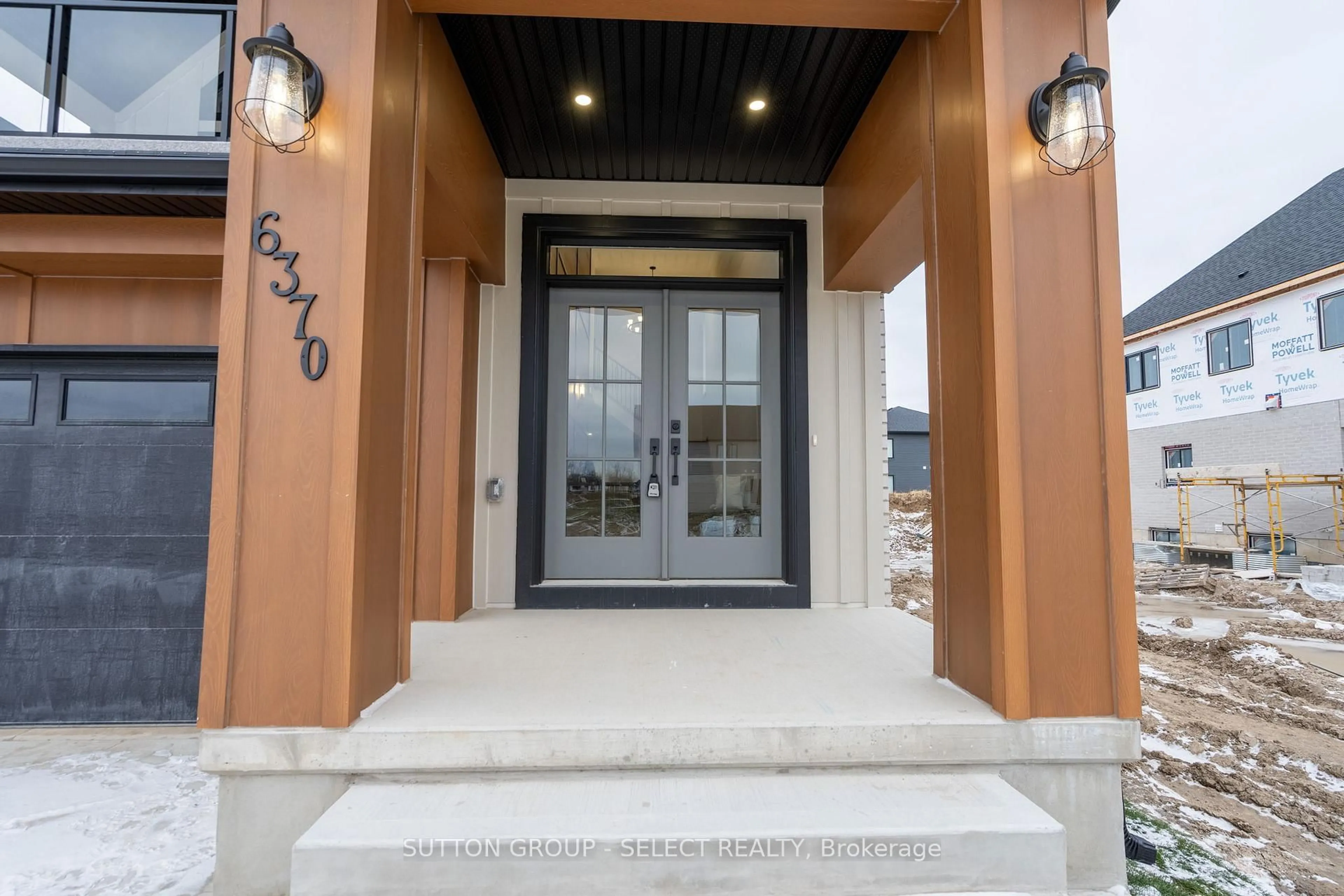 Indoor entryway for 6343 HEATHWOODS Ave, London South Ontario N6P 1H5