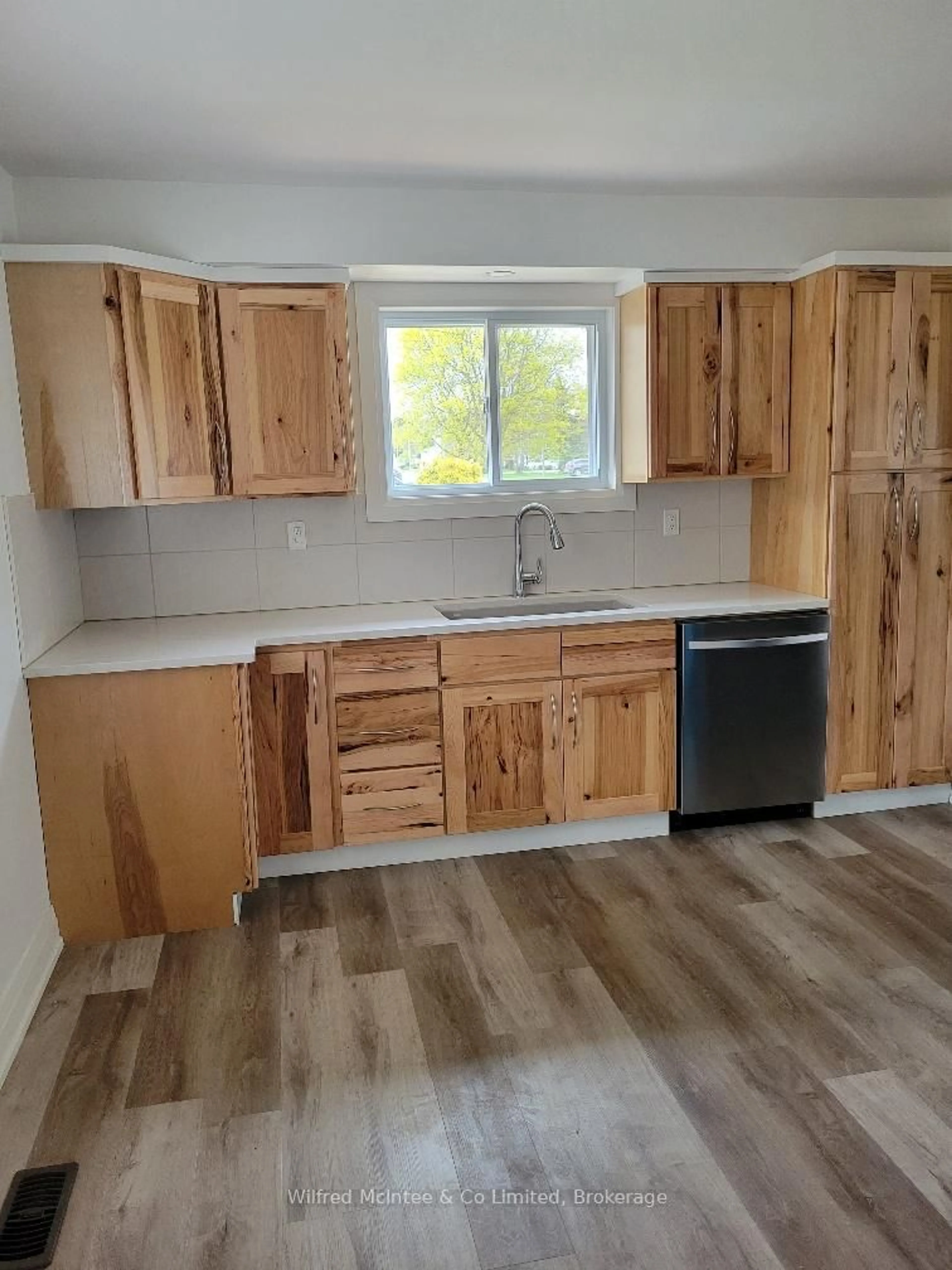 Standard kitchen, wood/laminate floor for 278 Queen St, West Grey Ontario N0G 1R0