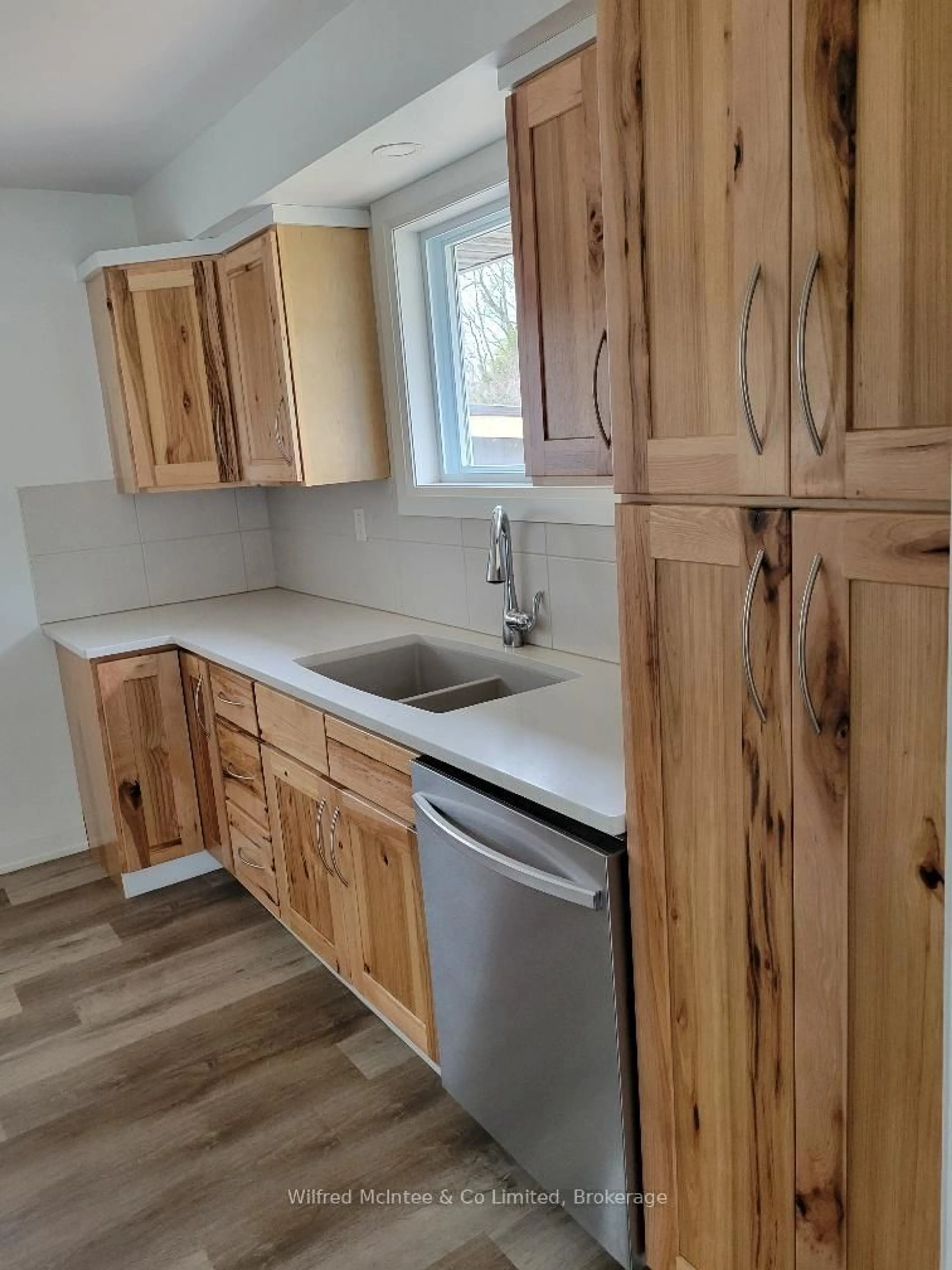 Standard kitchen, wood/laminate floor for 278 Queen St, West Grey Ontario N0G 1R0