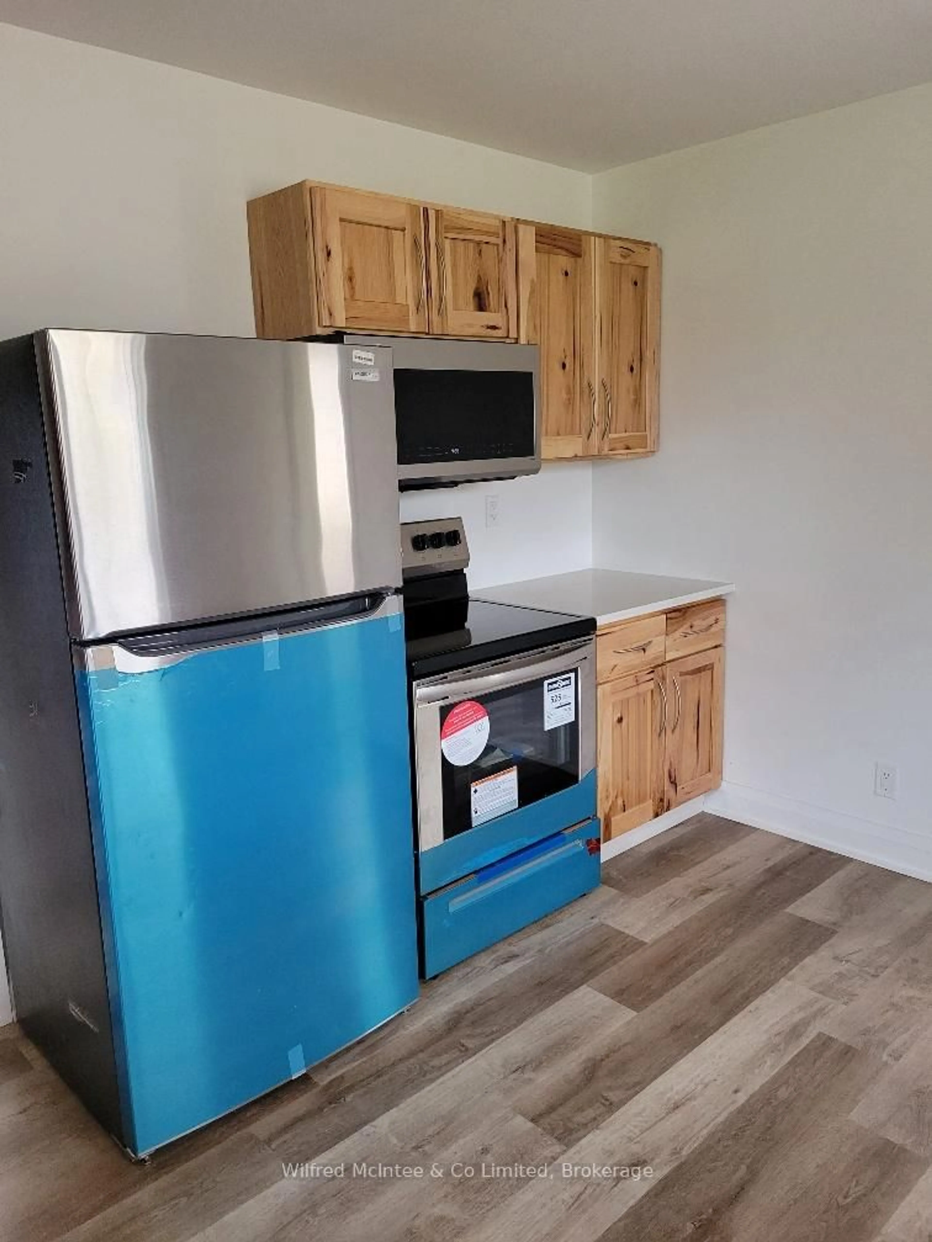 Standard kitchen, wood/laminate floor for 278 Queen St, West Grey Ontario N0G 1R0