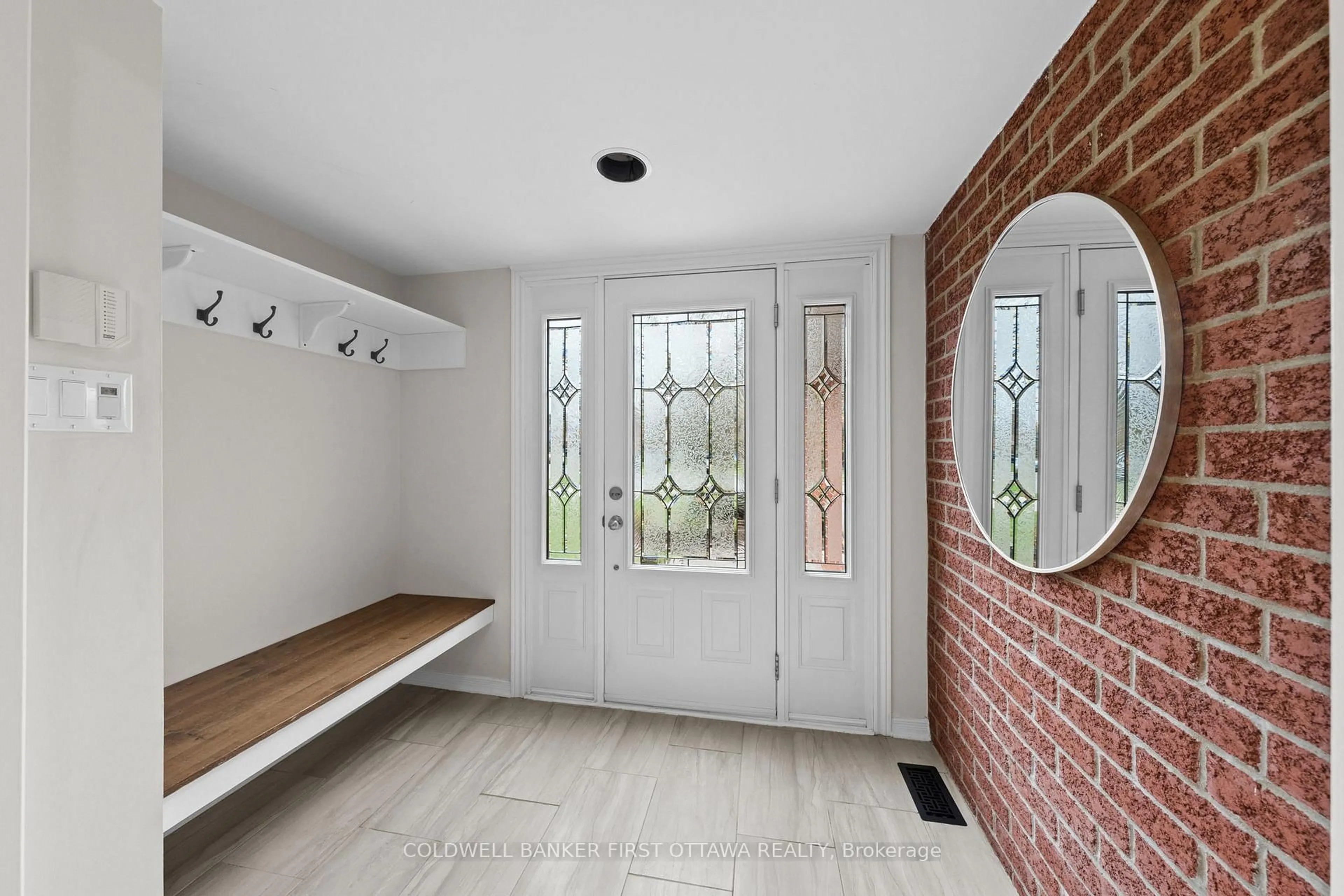 Indoor entryway for 1645 Des Ravins Pl, Orleans Ontario K1C 6H3
