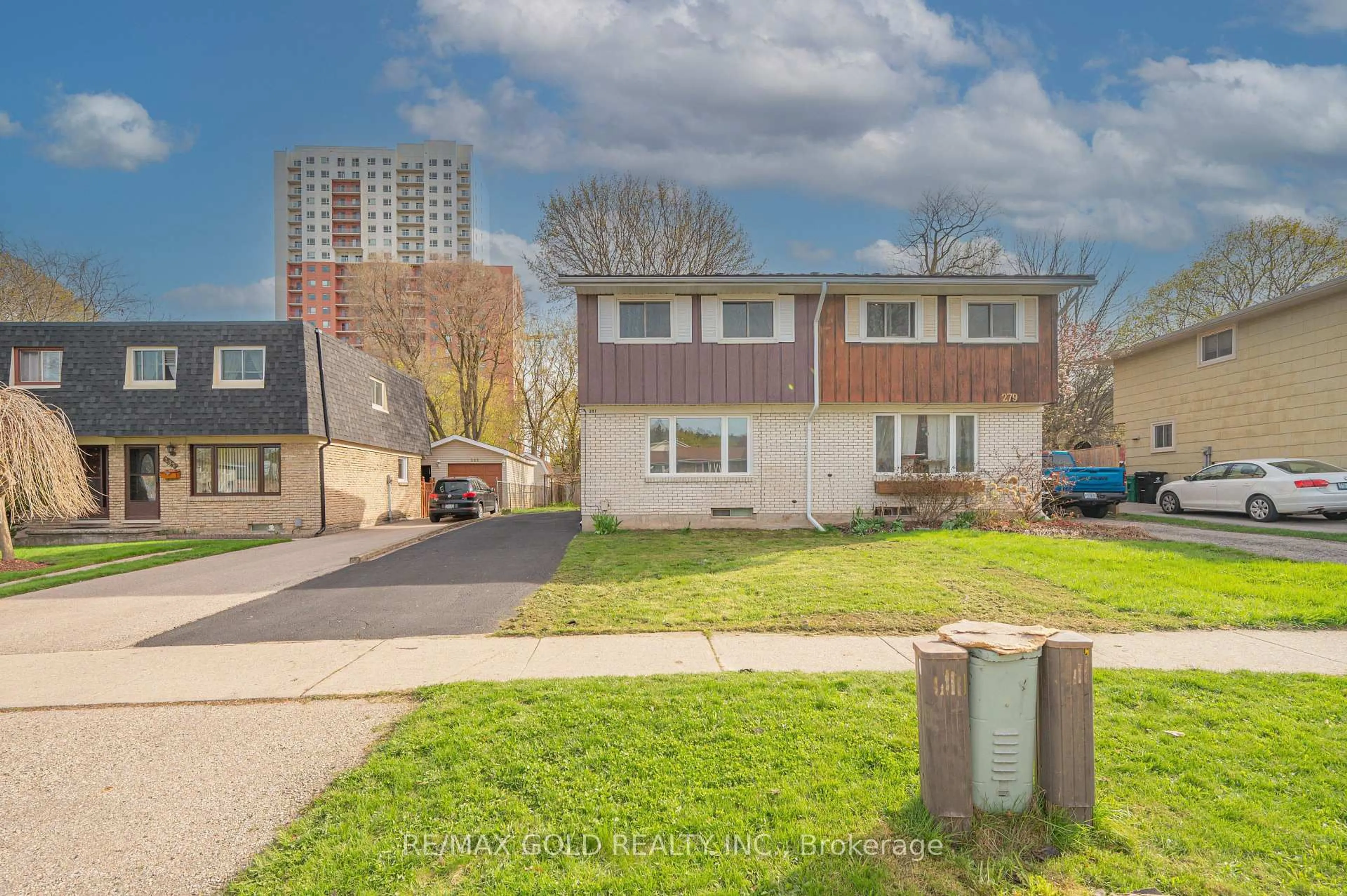 A pic from outside/outdoor area/front of a property/back of a property/a pic from drone, street for 281 Morgan Ave, Kitchener Ontario N2A 2M7