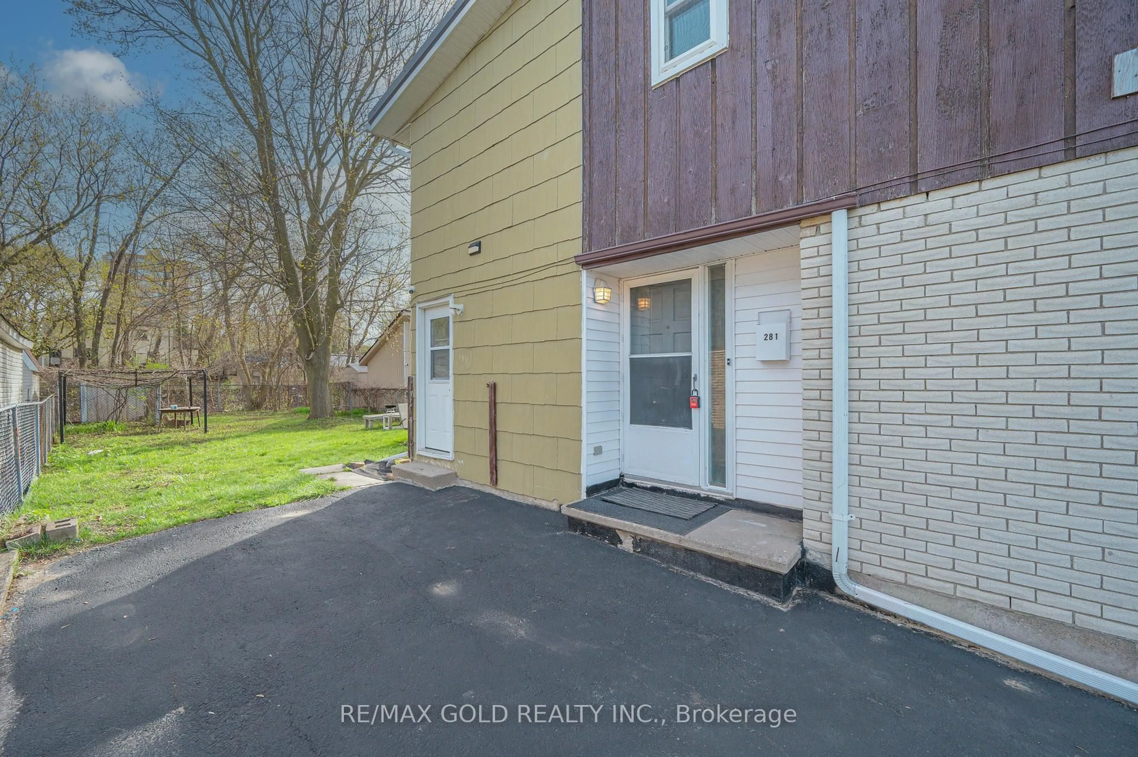 A pic from outside/outdoor area/front of a property/back of a property/a pic from drone, street for 281 Morgan Ave, Kitchener Ontario N2A 2M7
