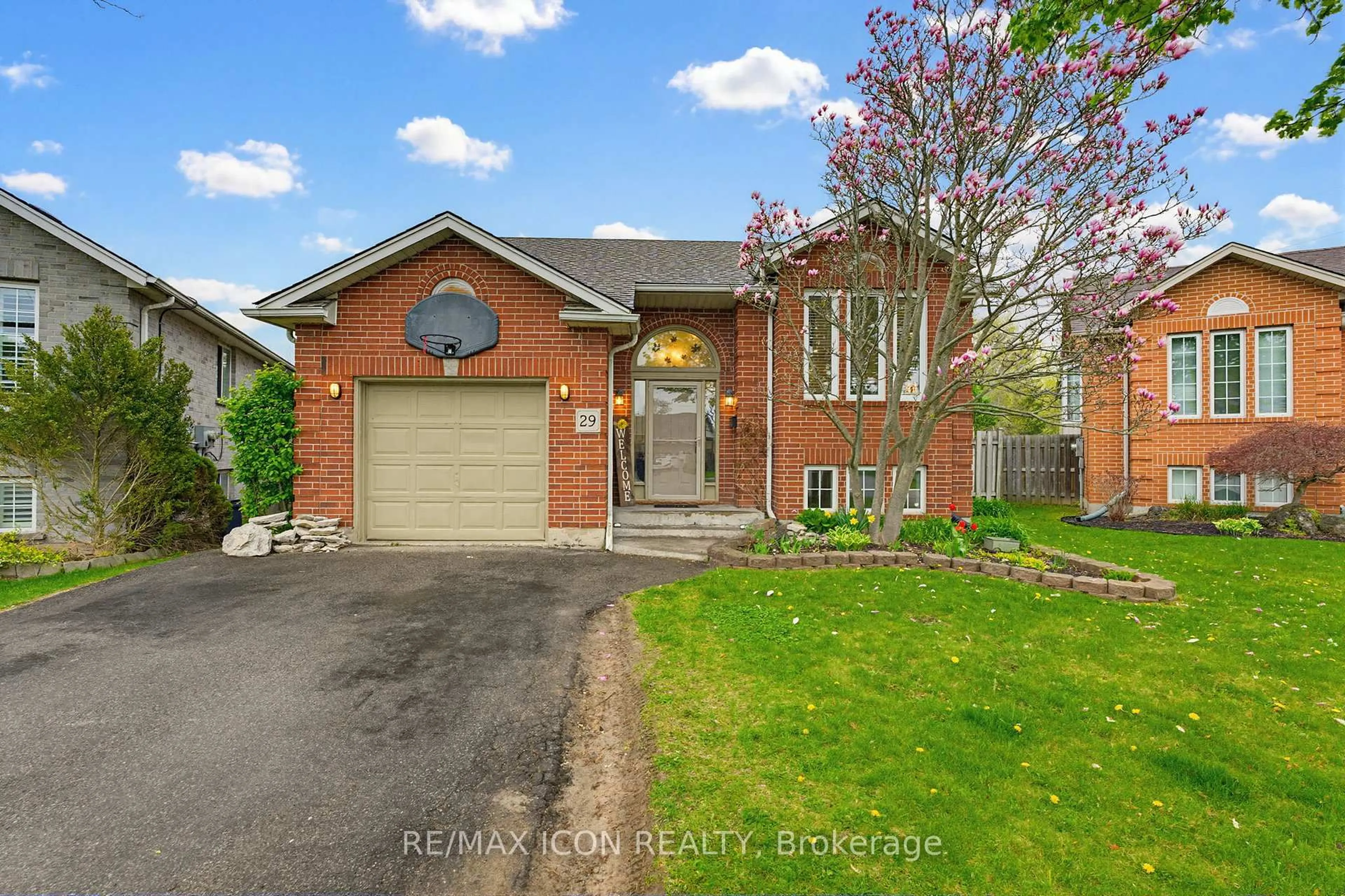Home with brick exterior material, street for 29 Strong Crt, Brantford Ontario N3R 7Y4