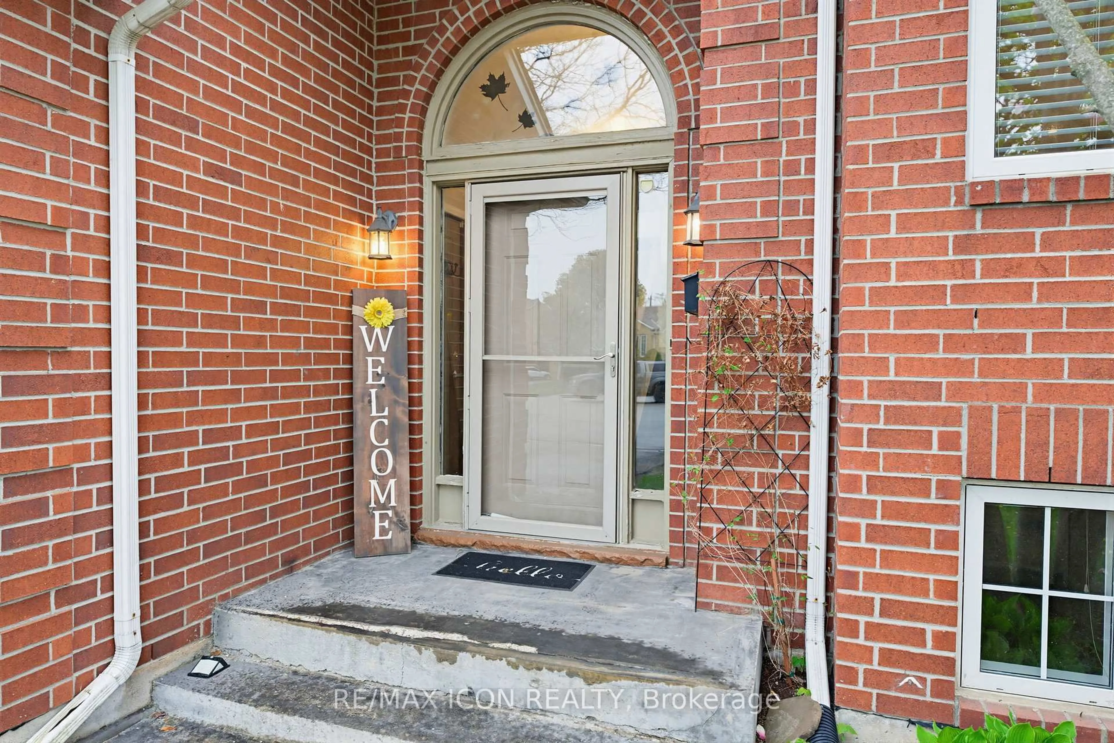 Indoor entryway for 29 Strong Crt, Brantford Ontario N3R 7Y4