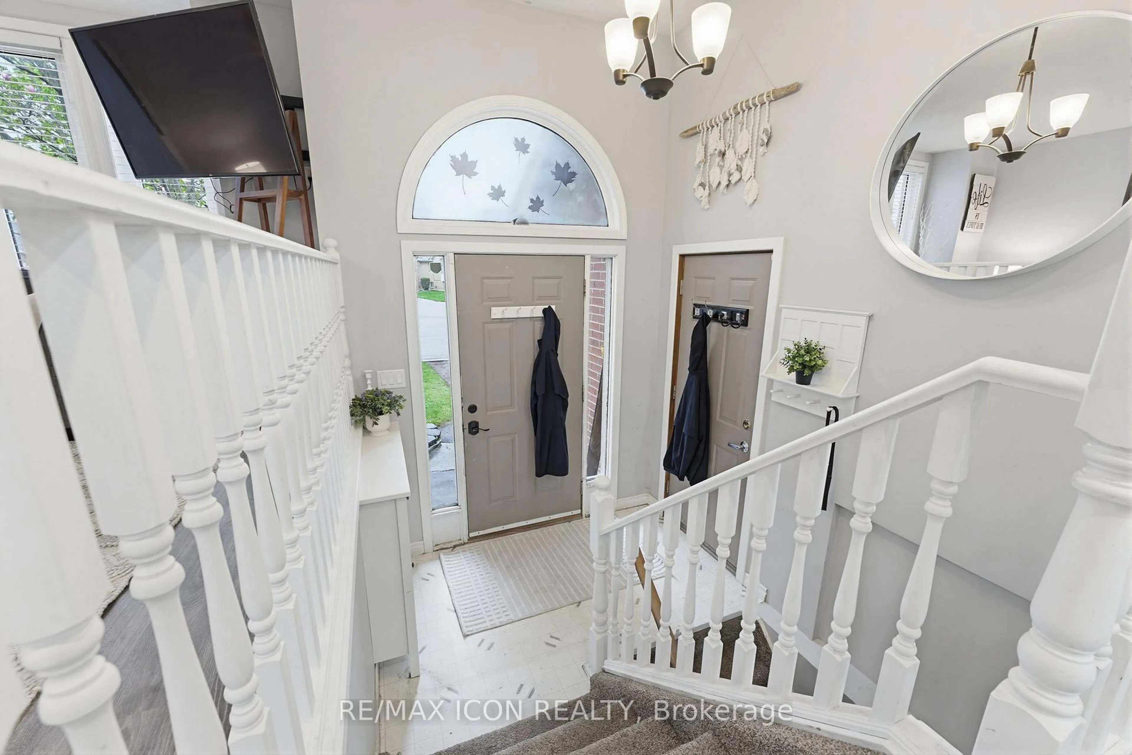Indoor entryway for 29 Strong Crt, Brantford Ontario N3R 7Y4