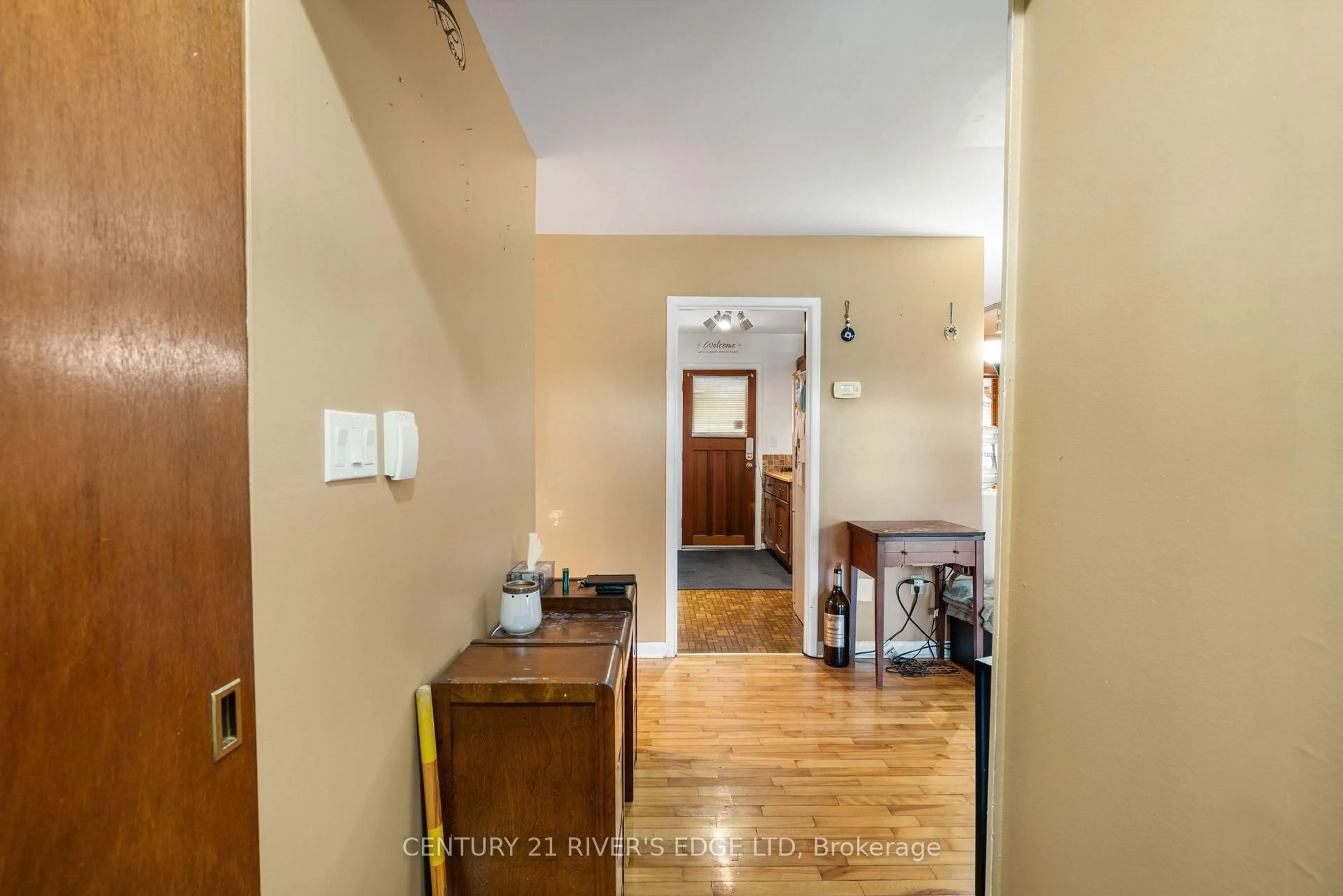 Indoor foyer for 54 Loyalist St, South Dundas Ontario K0C 1X0