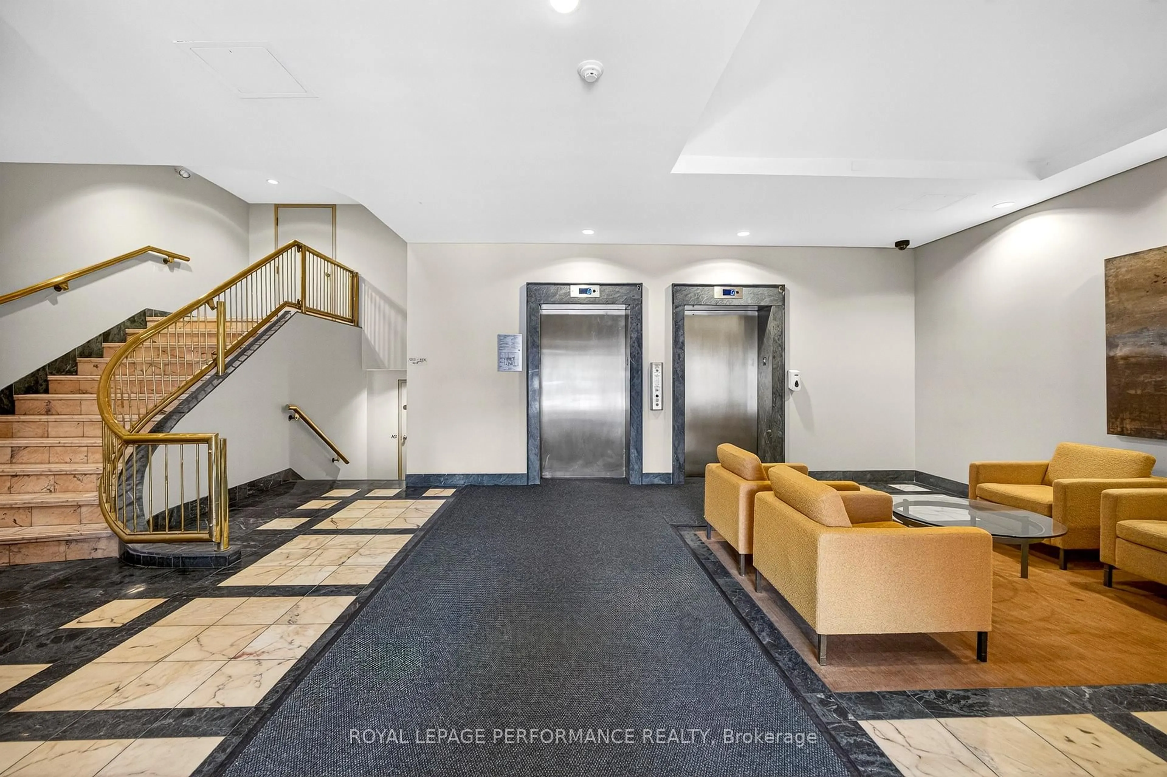 Indoor foyer for 35 Murray St #5, Ottawa Ontario K1N 9M5
