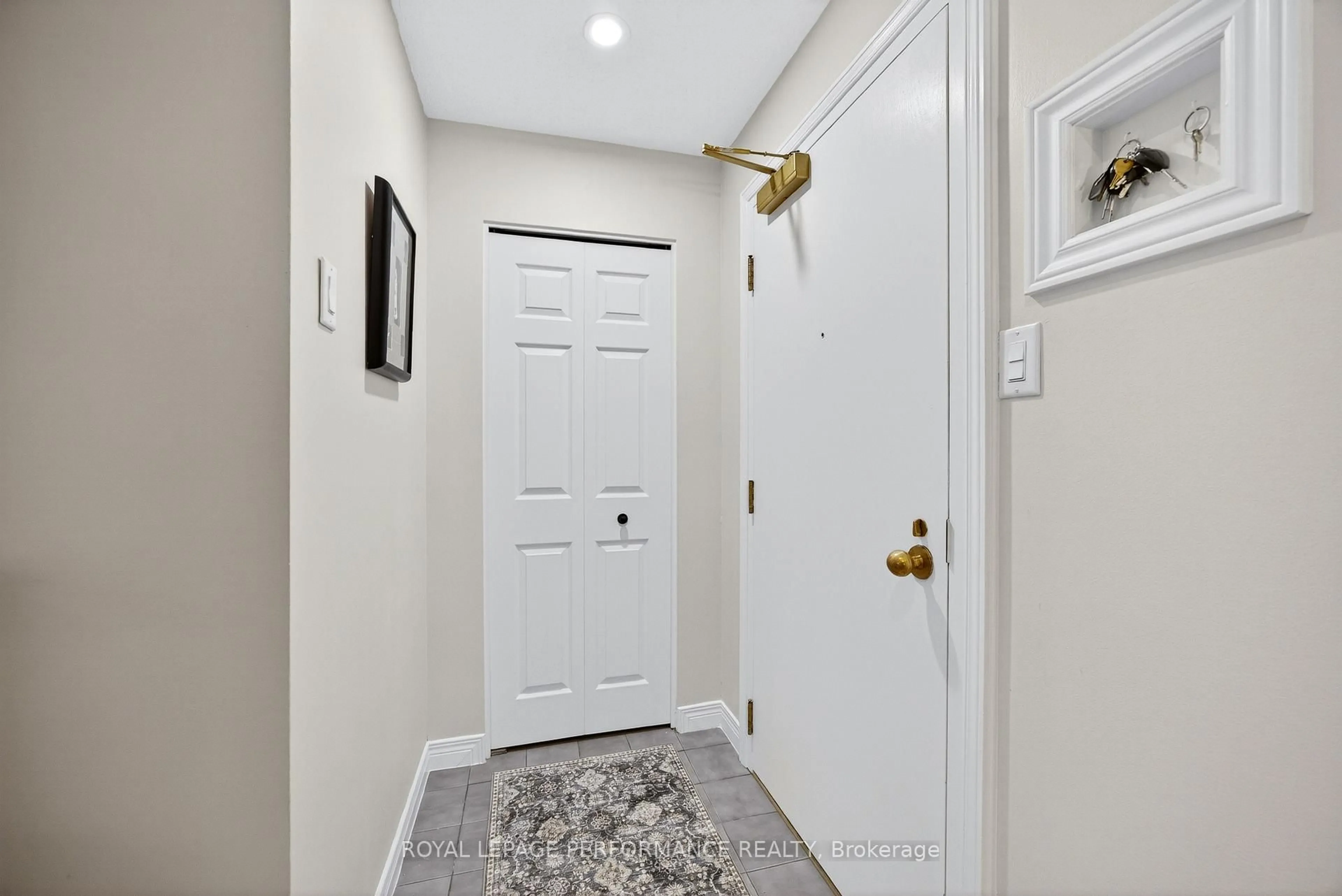 Indoor entryway for 35 Murray St #5, Ottawa Ontario K1N 9M5