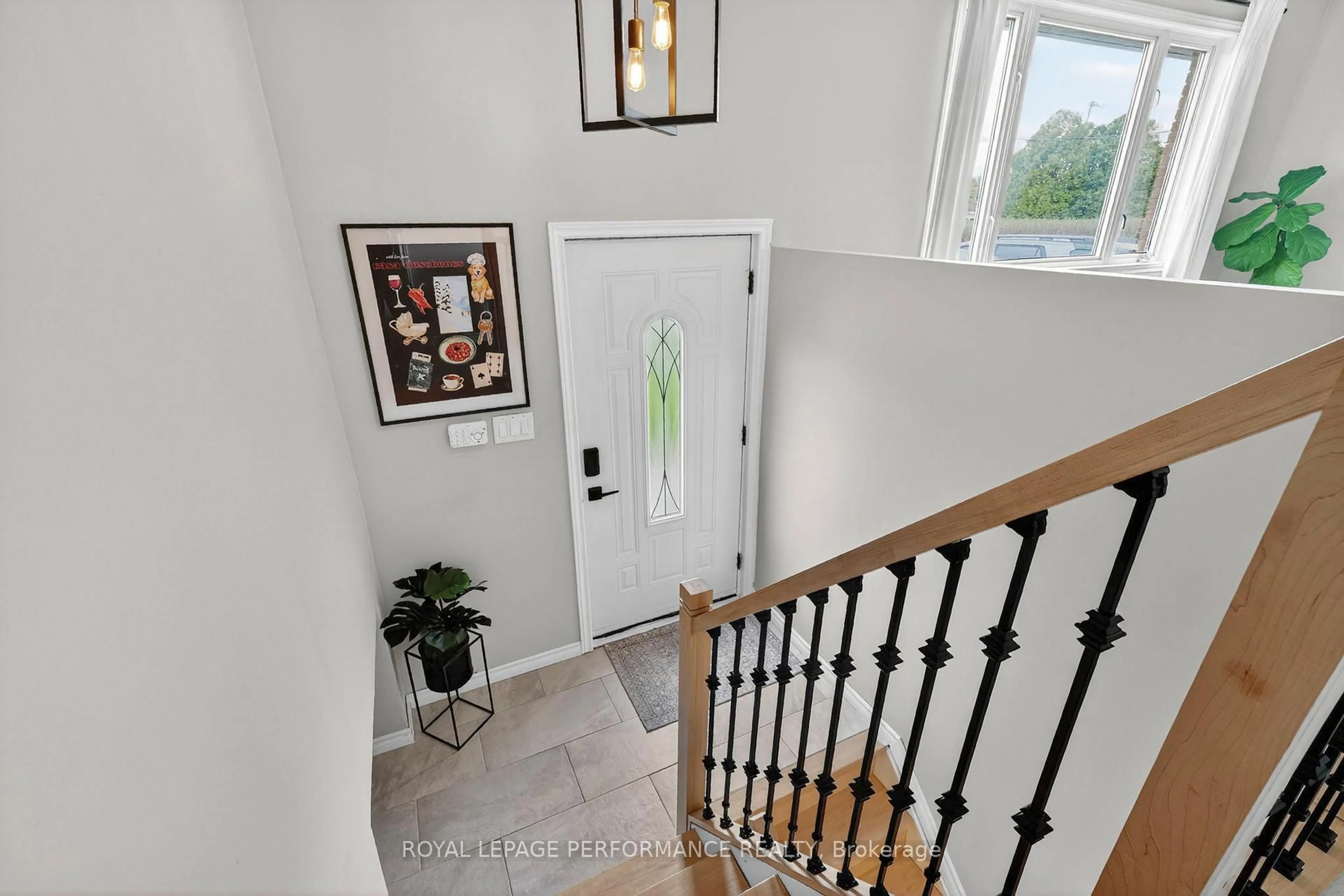 Indoor entryway for 17406 County 18 Rd, South Stormont Ontario K0C 2A0