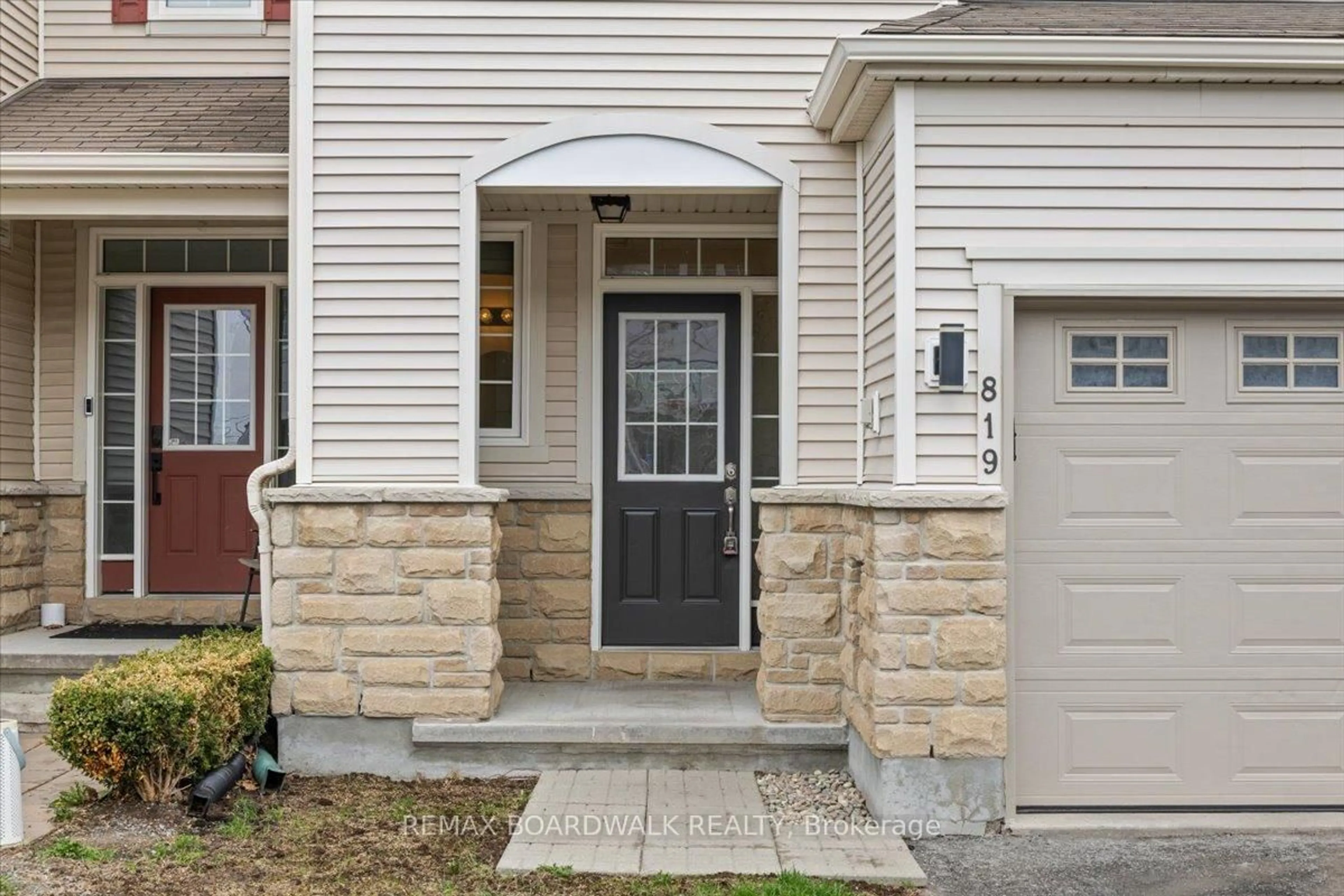 Indoor entryway for 819 Kennacraig Private, Ottawa Ontario K2J 5T5