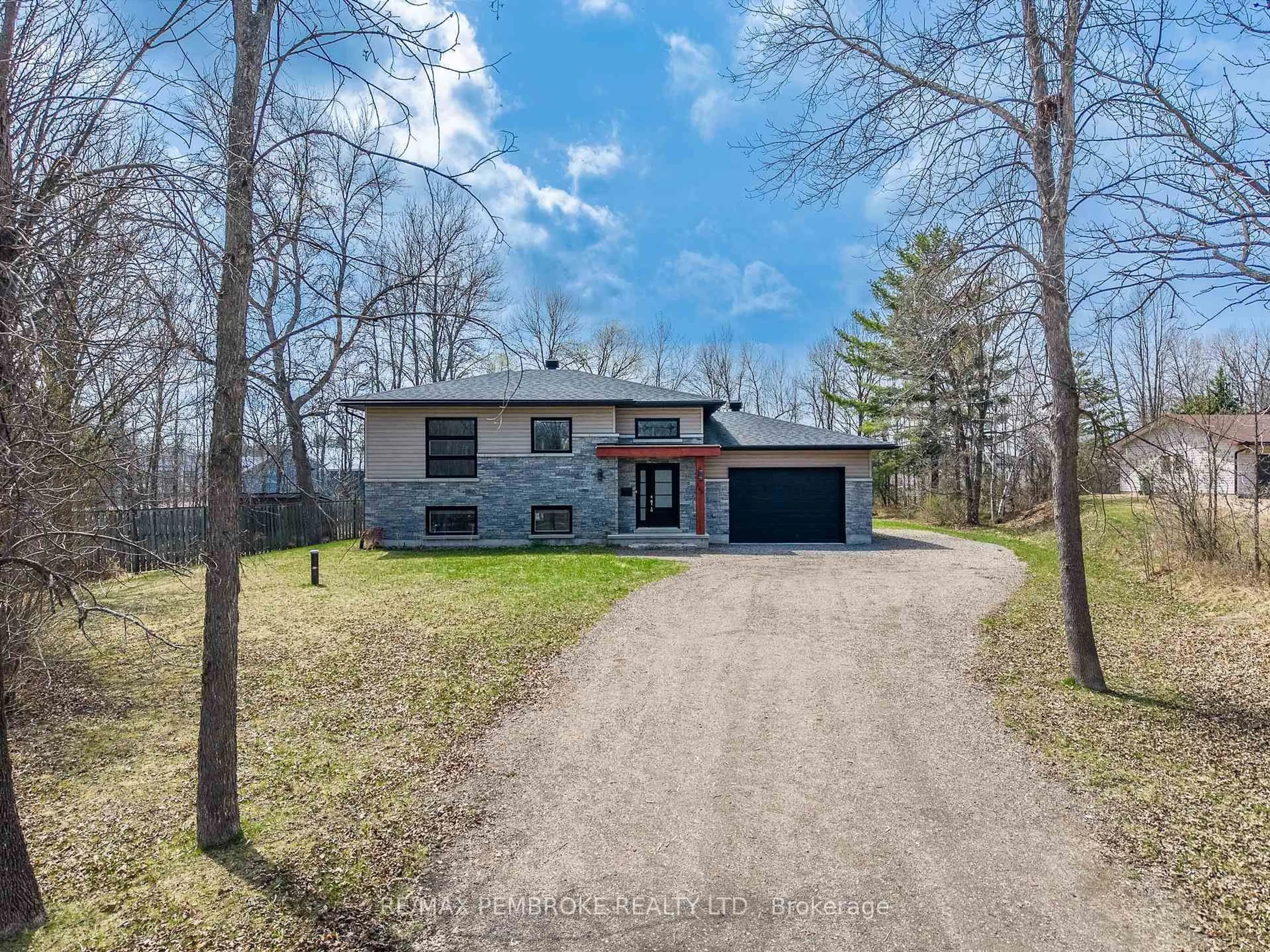 A pic from outside/outdoor area/front of a property/back of a property/a pic from drone, street for 166 Golf Course Rd, Pembroke Ontario K8A 7B1