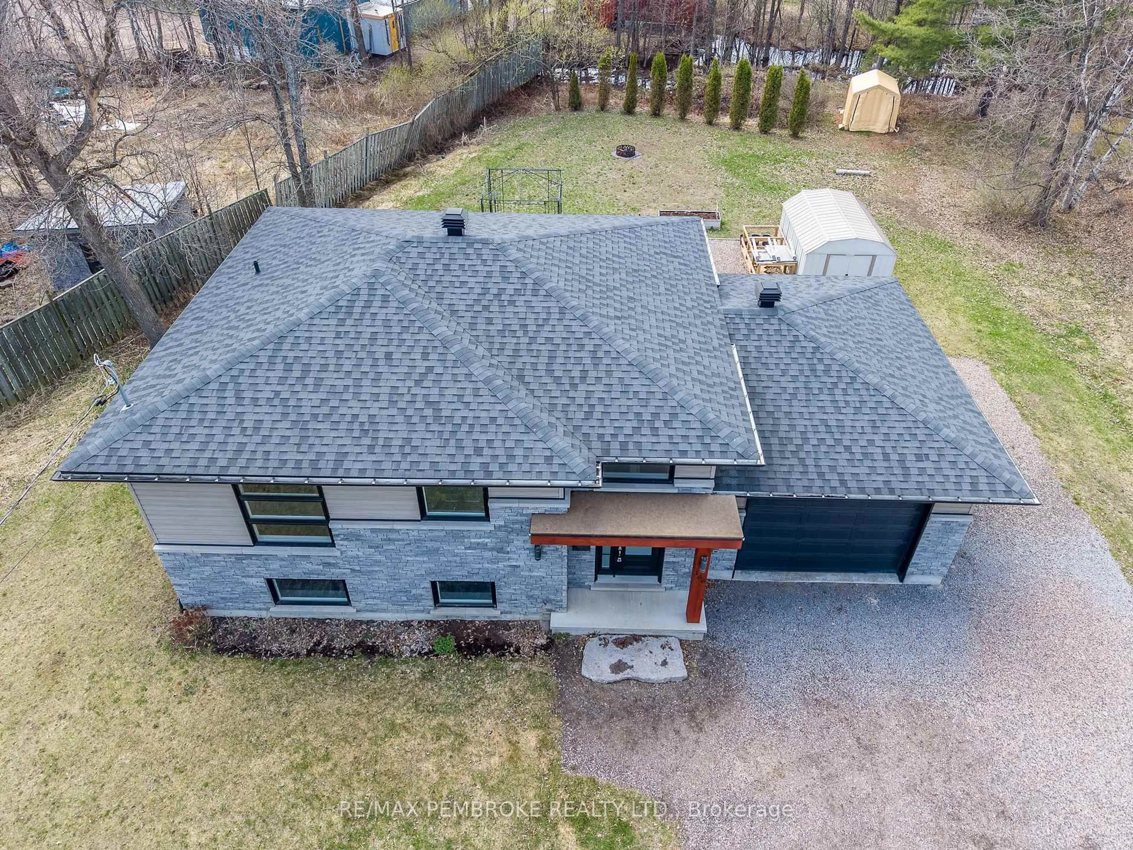 A pic from outside/outdoor area/front of a property/back of a property/a pic from drone, building for 166 Golf Course Rd, Pembroke Ontario K8A 7B1