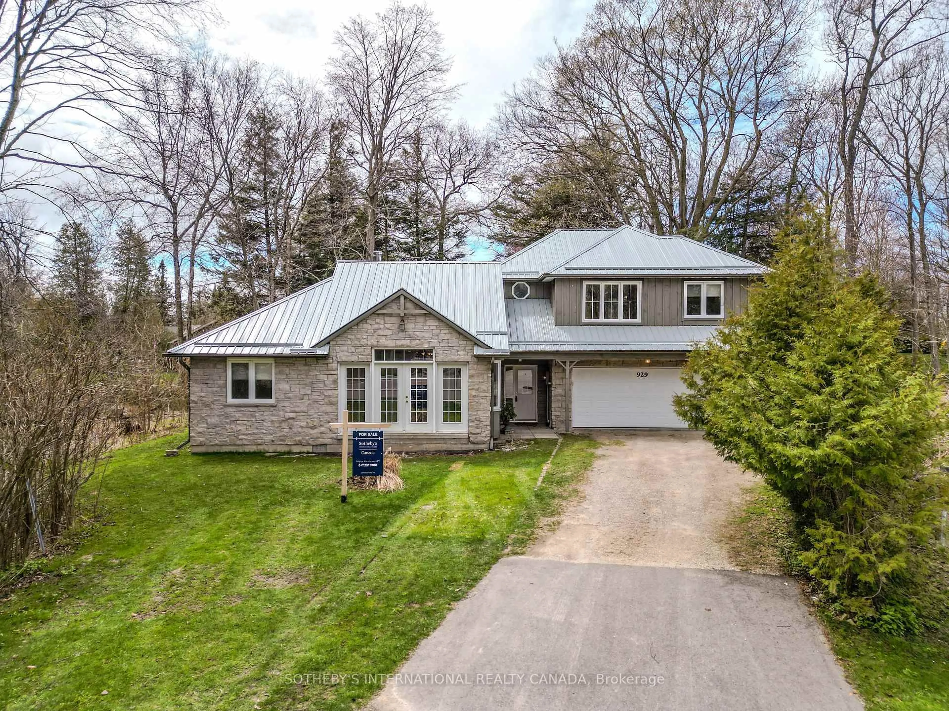 A pic from outside/outdoor area/front of a property/back of a property/a pic from drone, street for 929 Tanglewood Dr, Huron-Kinloss Ontario N2Z 2X3