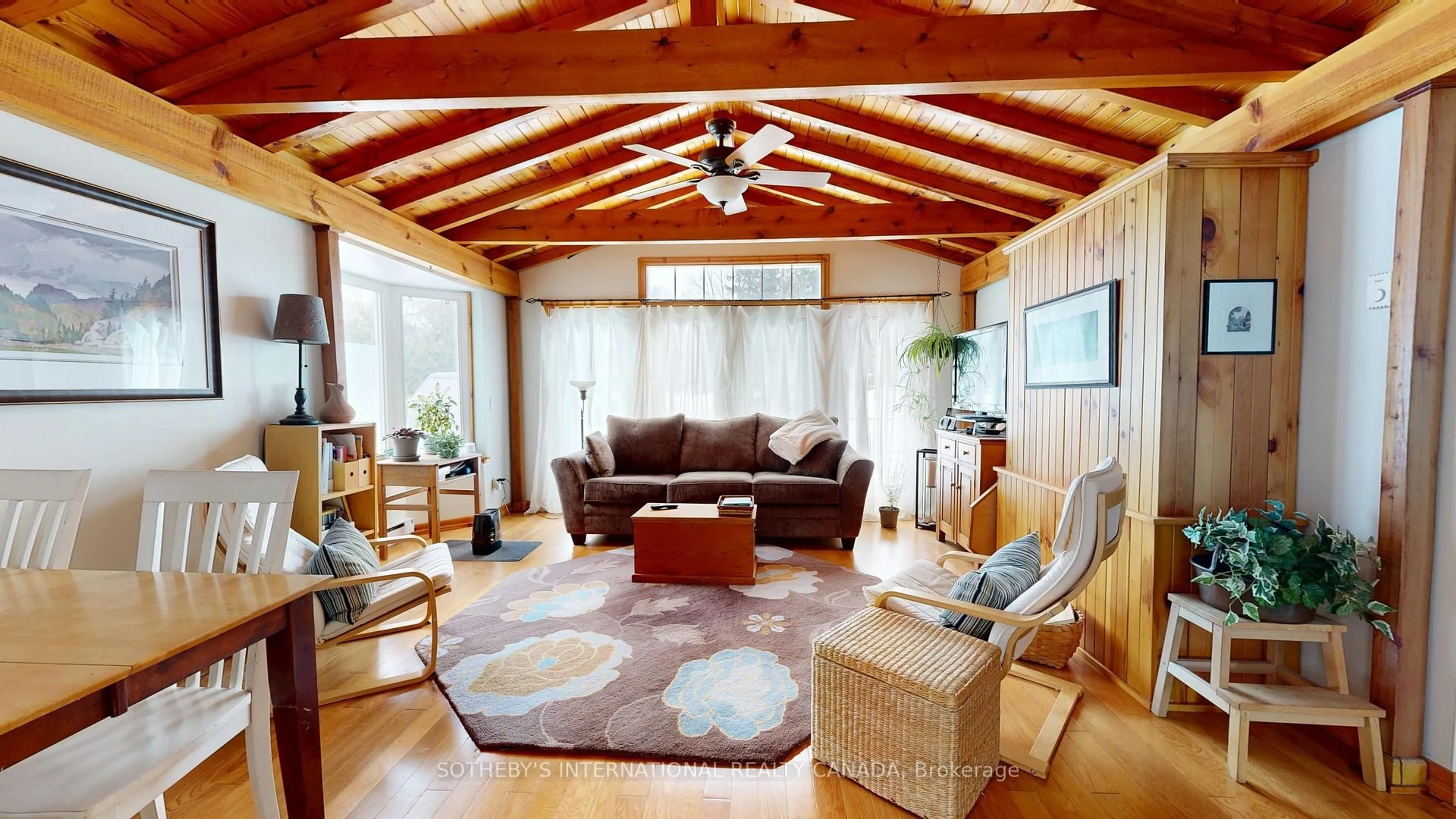 Living room with furniture, wood/laminate floor for 929 Tanglewood Dr, Huron-Kinloss Ontario N2Z 2X3