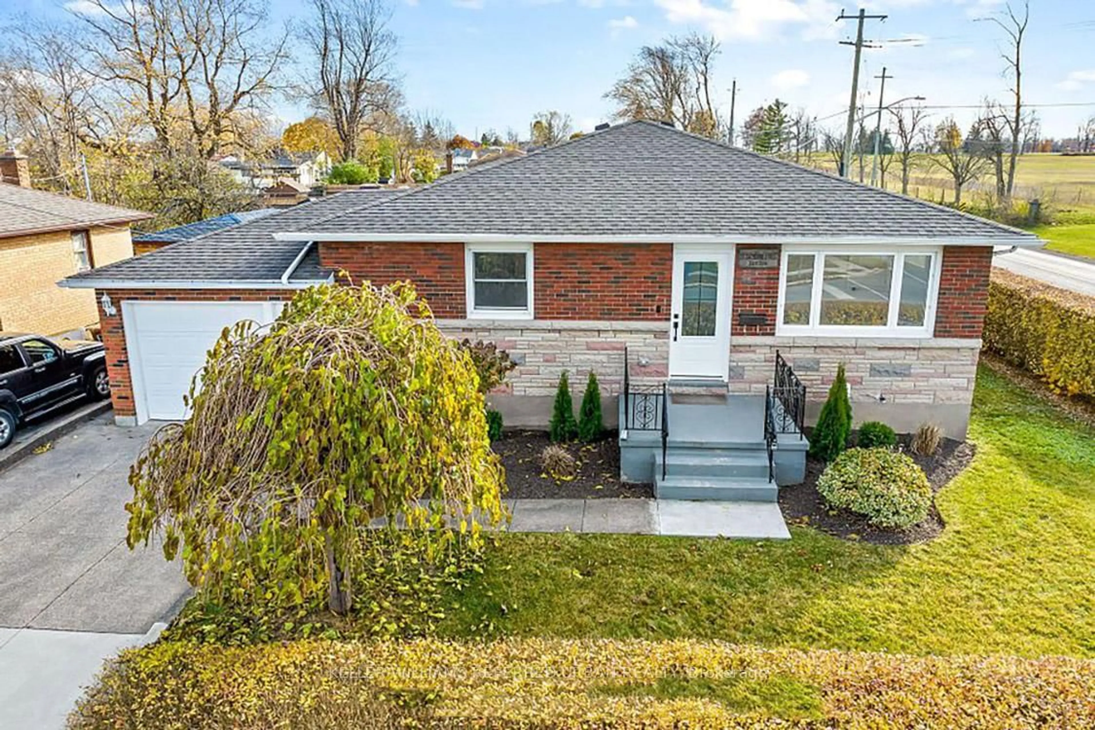 A pic from outside/outdoor area/front of a property/back of a property/a pic from drone, street for 197 Catherine St, Fort Erie Ontario L2A 2J4