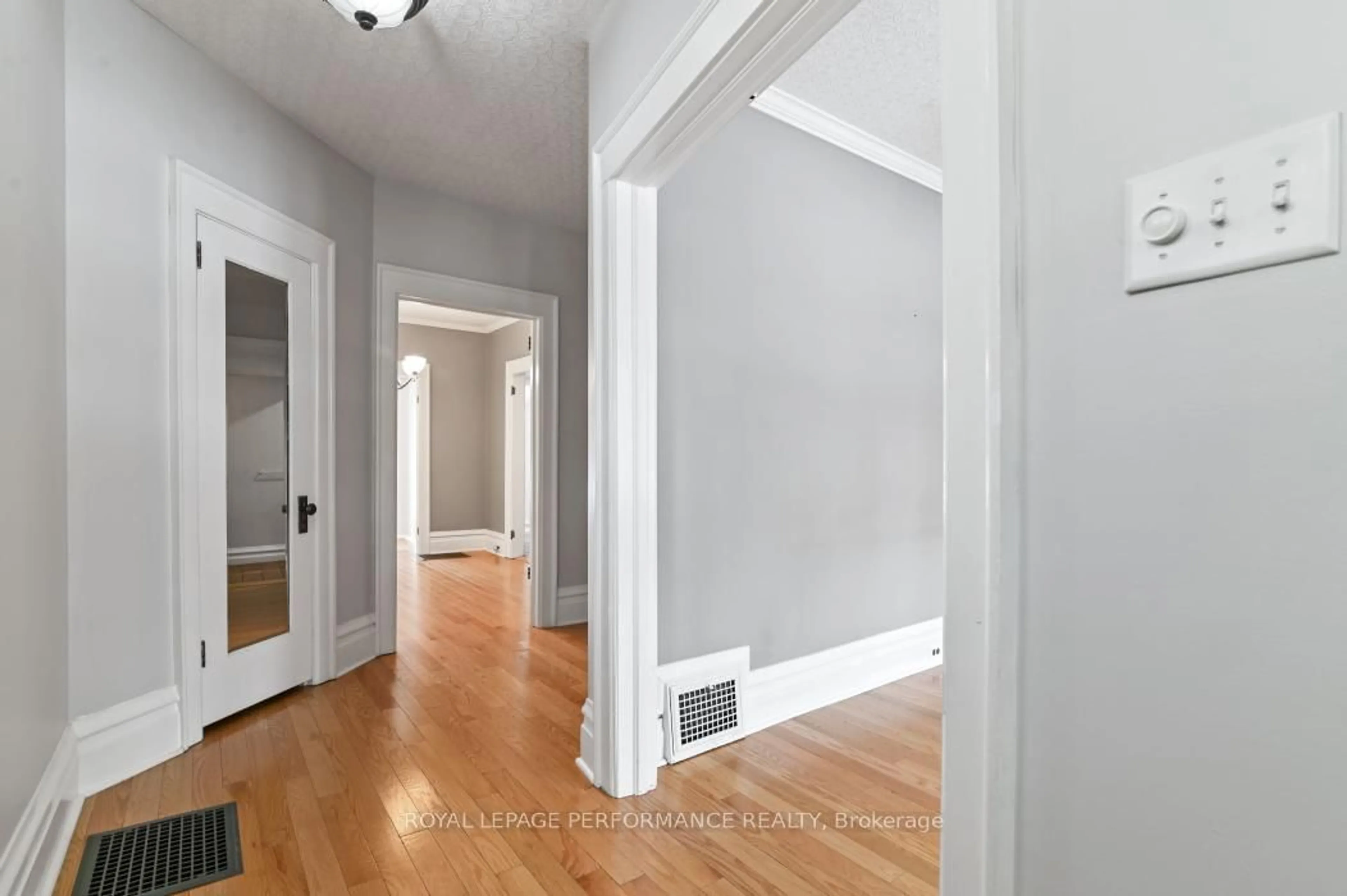 Indoor entryway for 113 Fourth Ave, Ottawa Ontario K1S 2L3