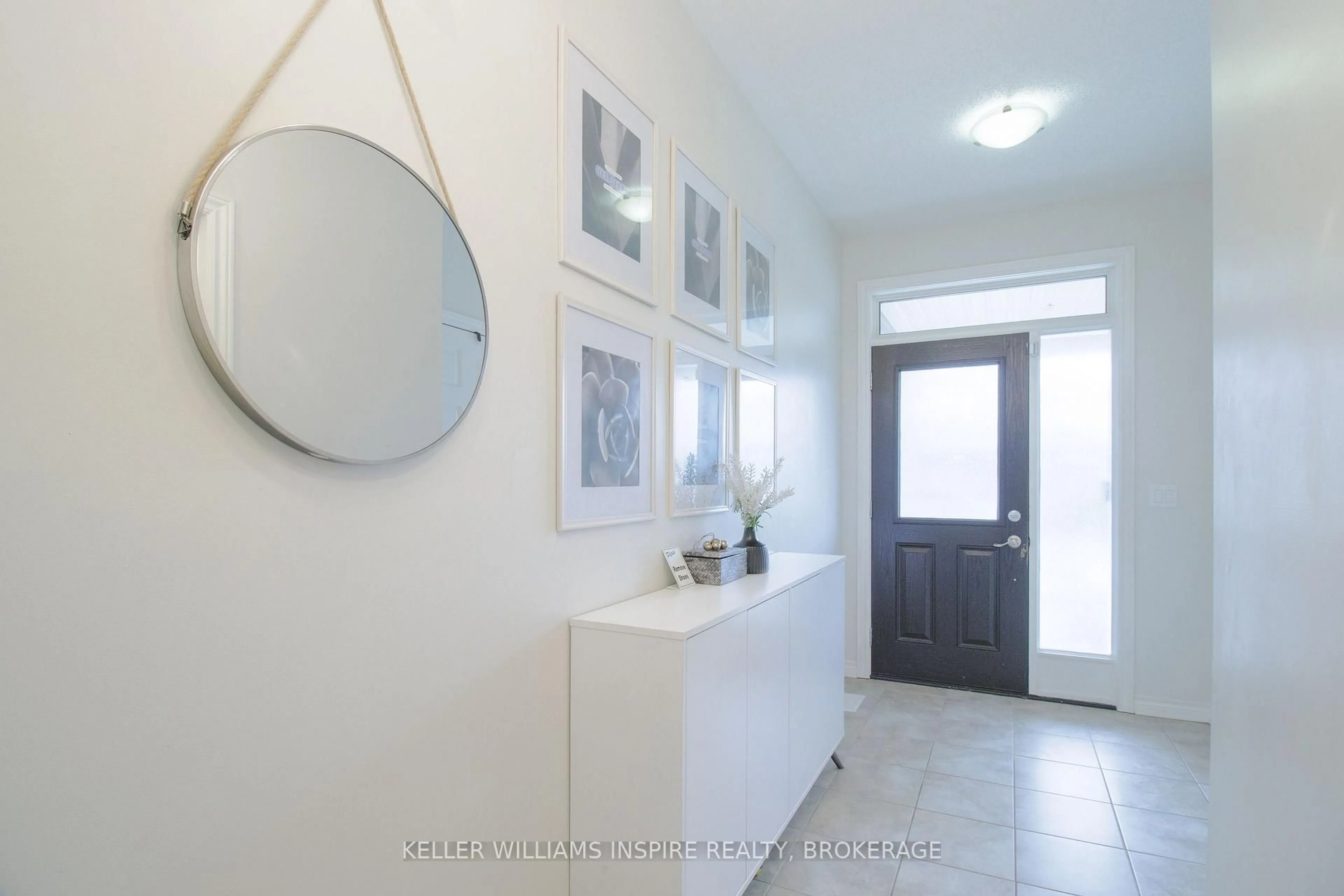 Indoor entryway for 548 Savannah Crt, Kingston Ontario K7P 0L3