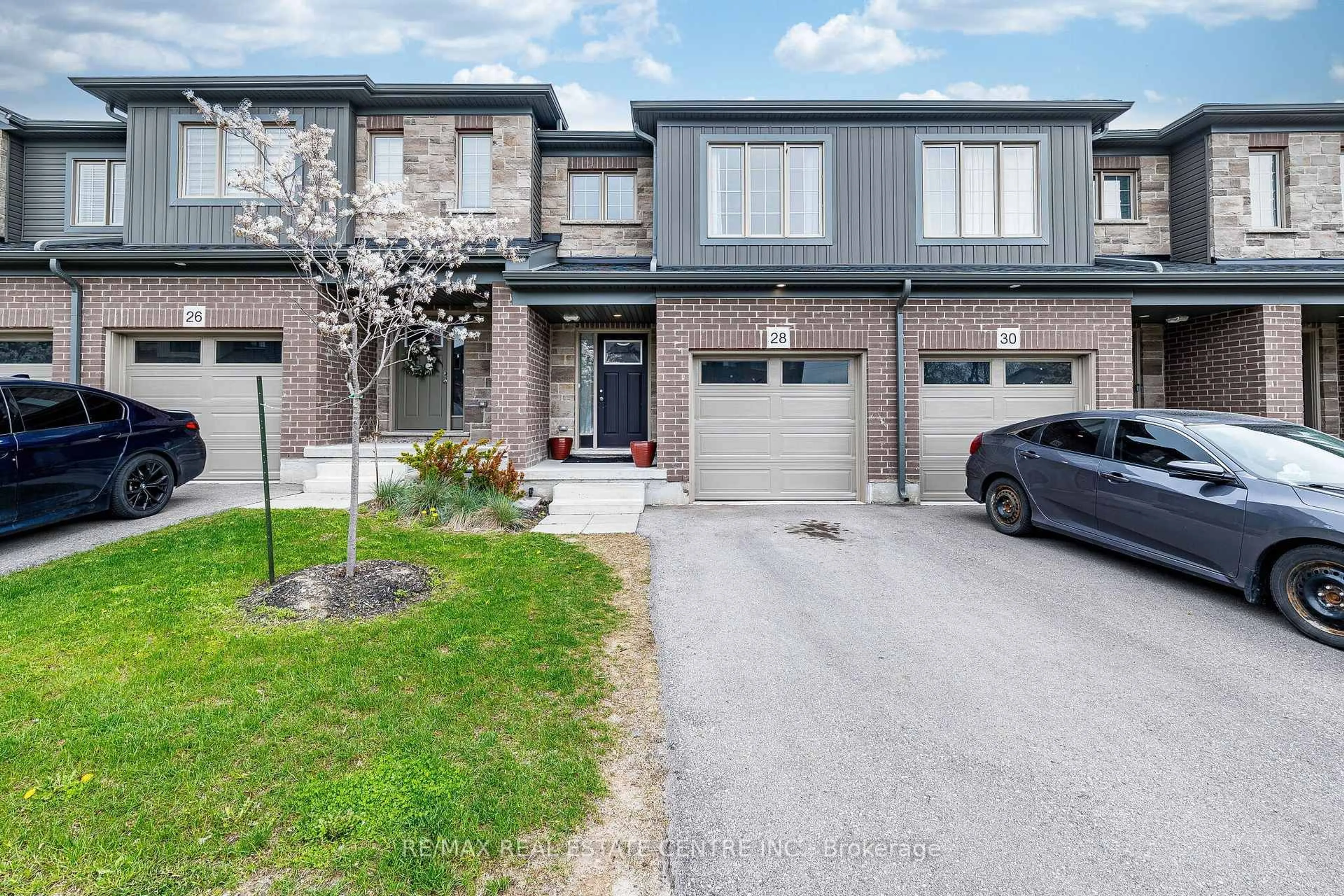 A pic from outside/outdoor area/front of a property/back of a property/a pic from drone, street for 28 West Mill St, North Dumfries Ontario N0B 1E0