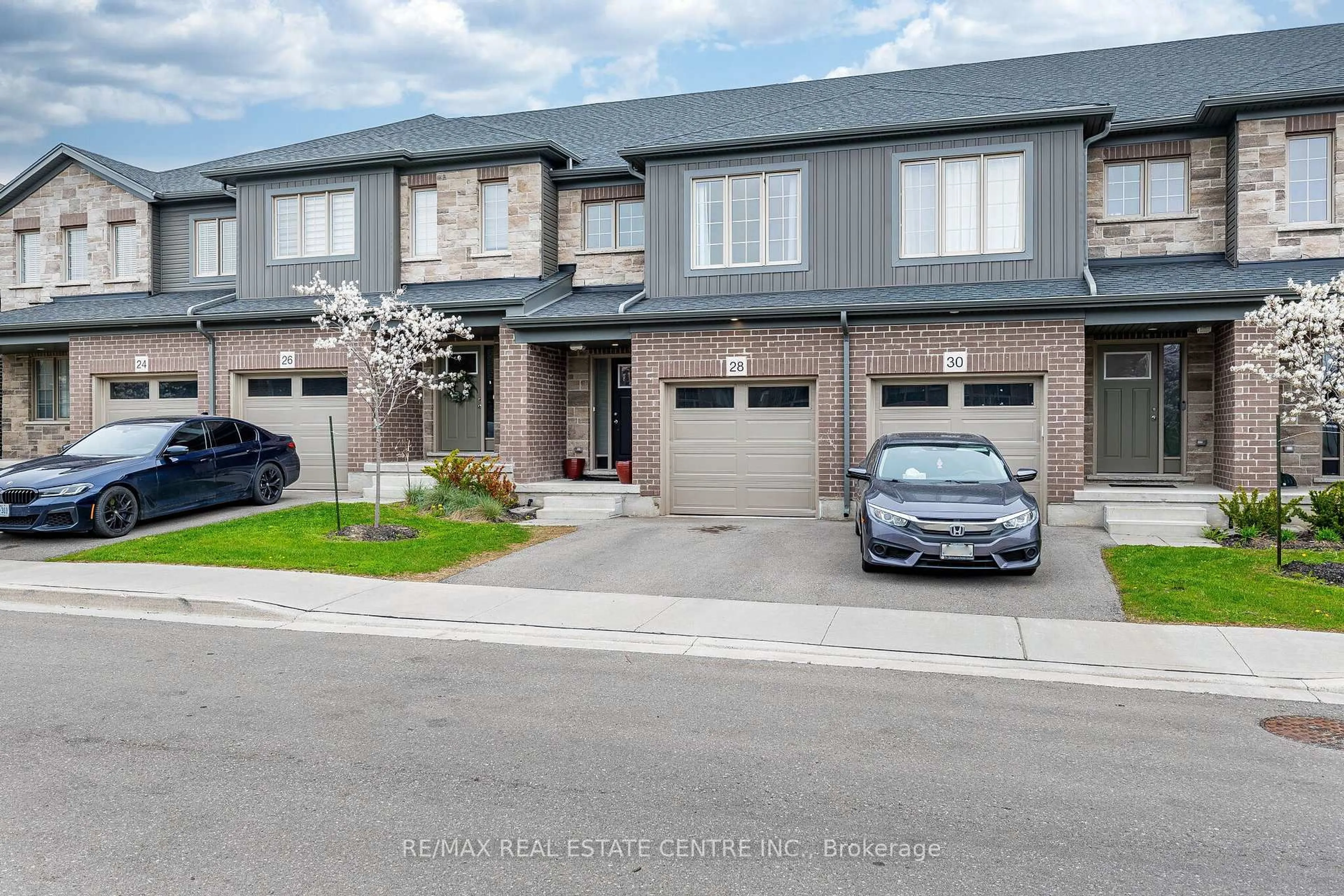 A pic from outside/outdoor area/front of a property/back of a property/a pic from drone, street for 28 West Mill St, North Dumfries Ontario N0B 1E0