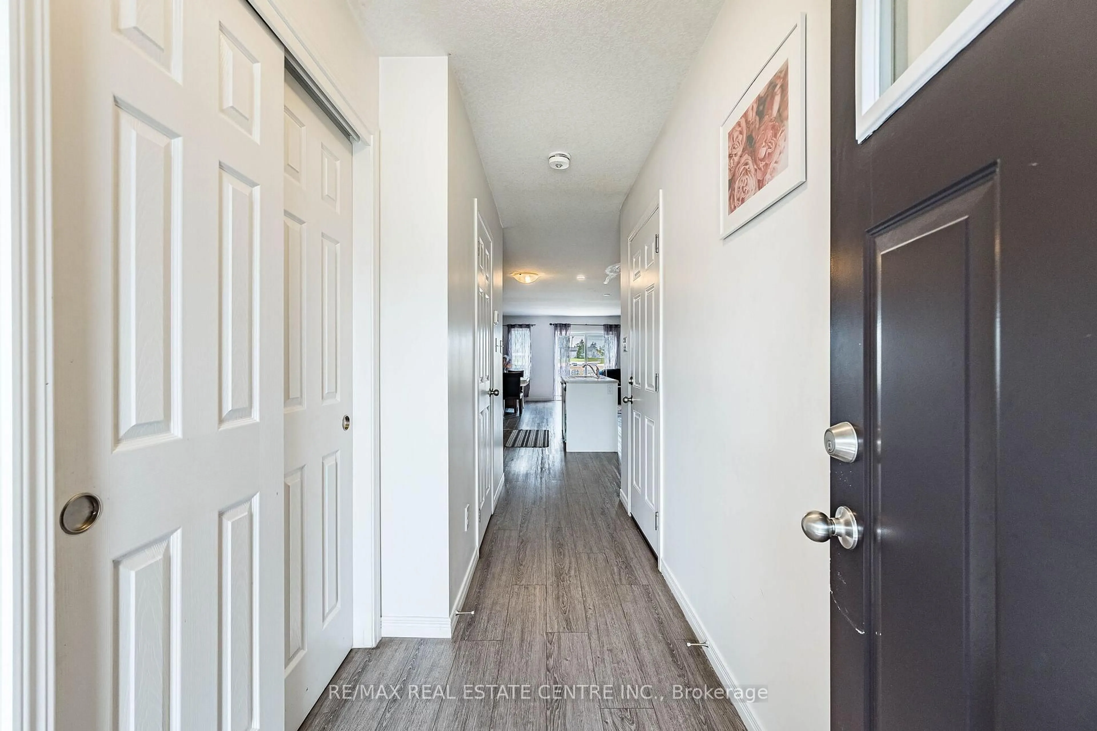 Indoor entryway for 28 West Mill St, North Dumfries Ontario N0B 1E0
