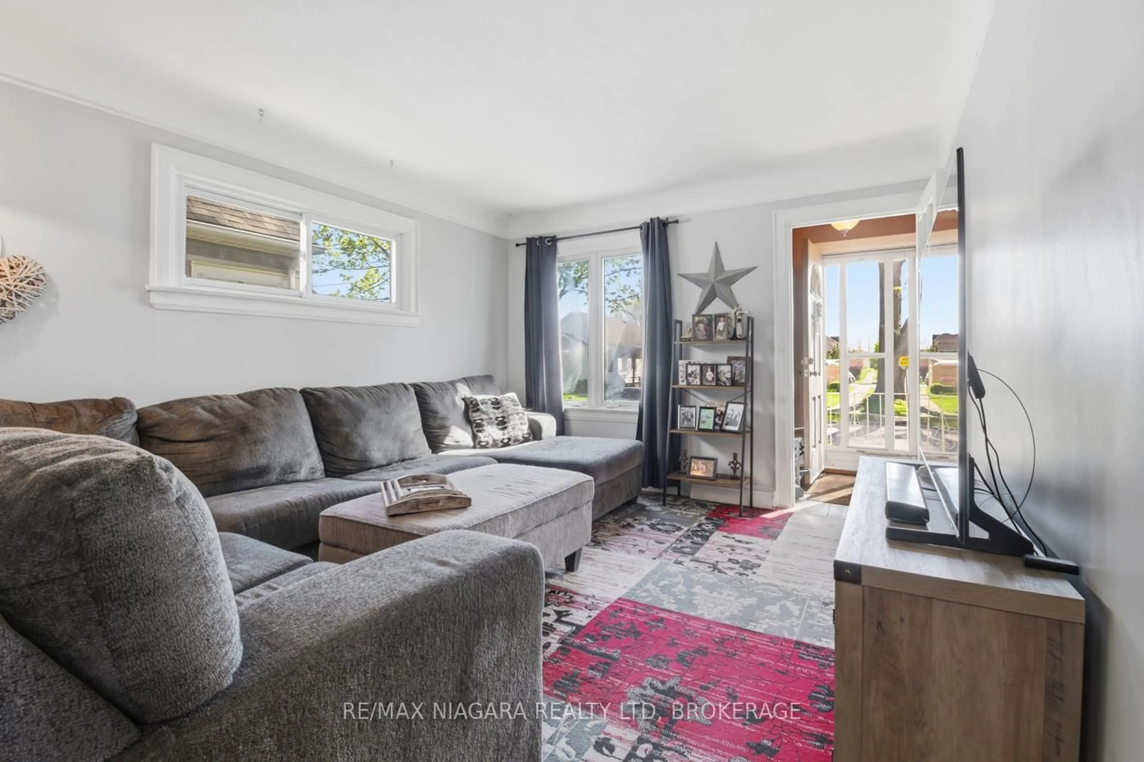 Living room with furniture, unknown for 85 Wiley St, St. Catharines Ontario L2R 4G9