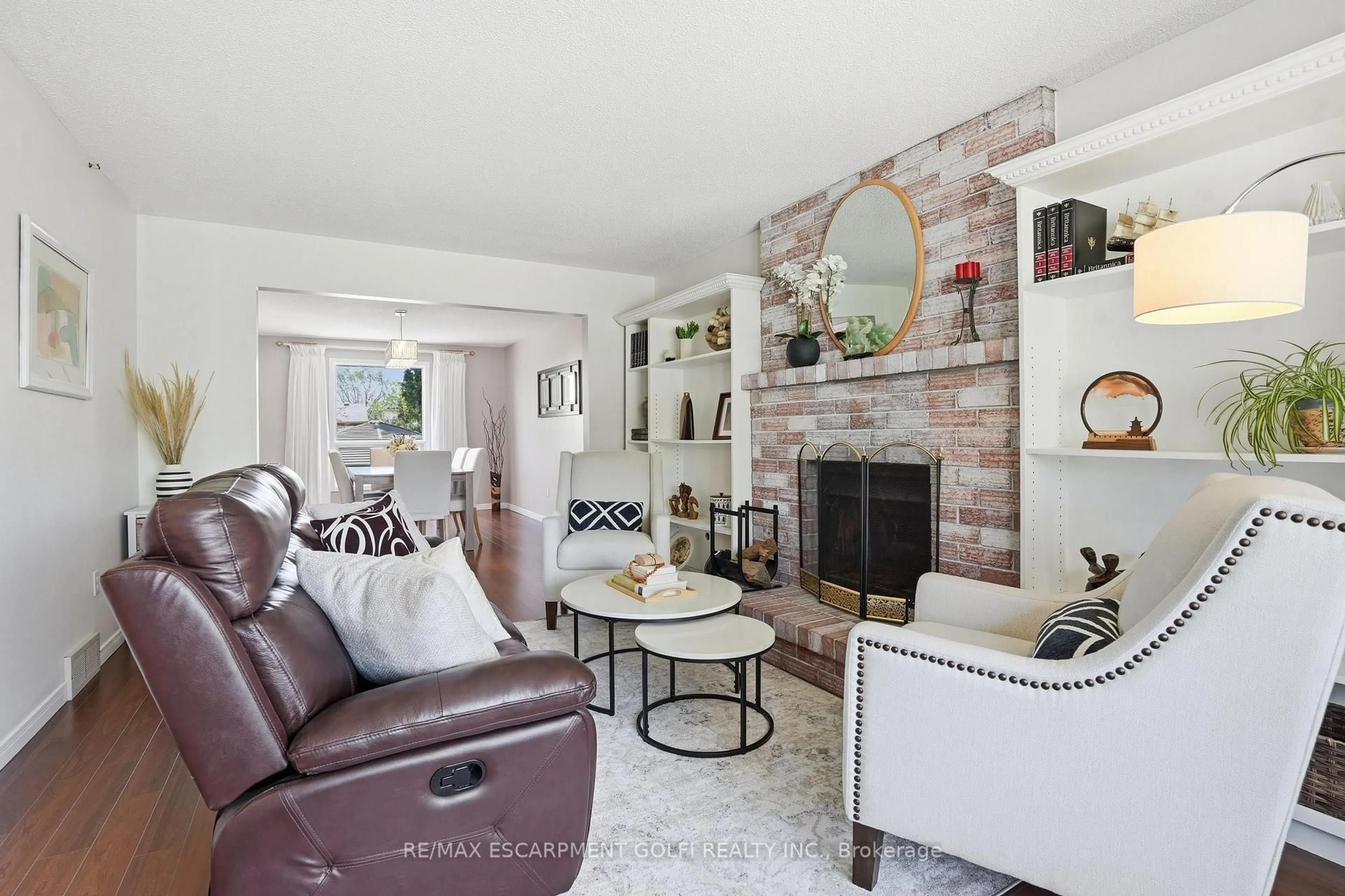 Living room with furniture, ceramic/tile floor for 4582 ST VOLODYMYR Crt, Lincoln Ontario L3J 0B5
