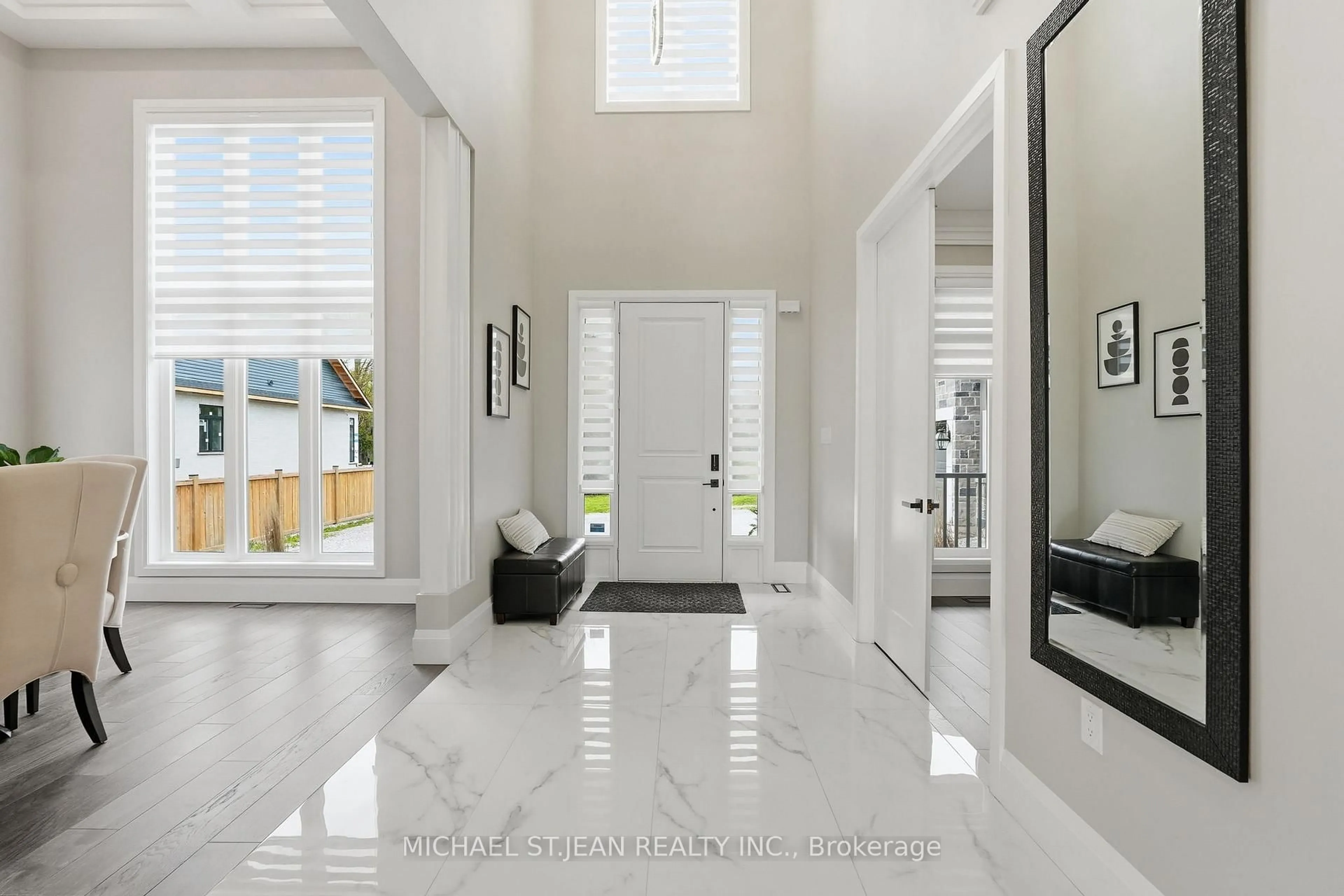 Indoor entryway for 187 Sunnyridge Rd, Hamilton Ontario L0R 1R0