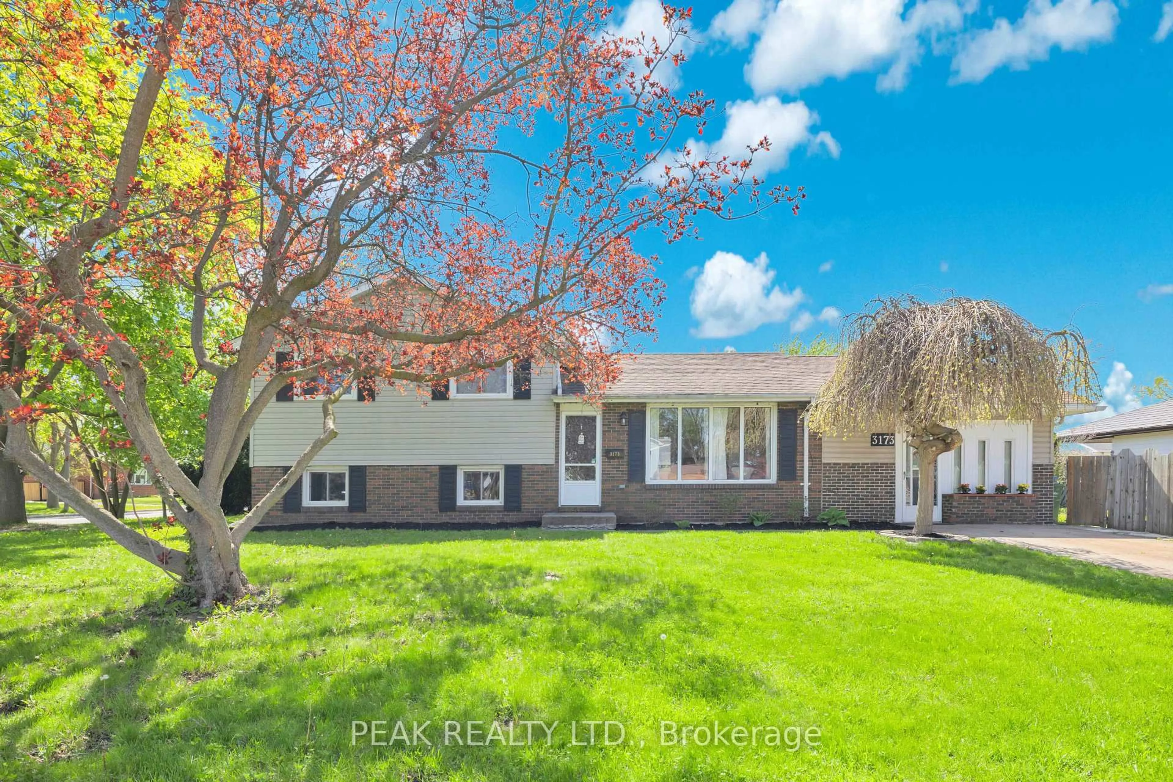 Home with vinyl exterior material, street for 3173 Sussex Crt, Windsor Ontario N8T 2C5