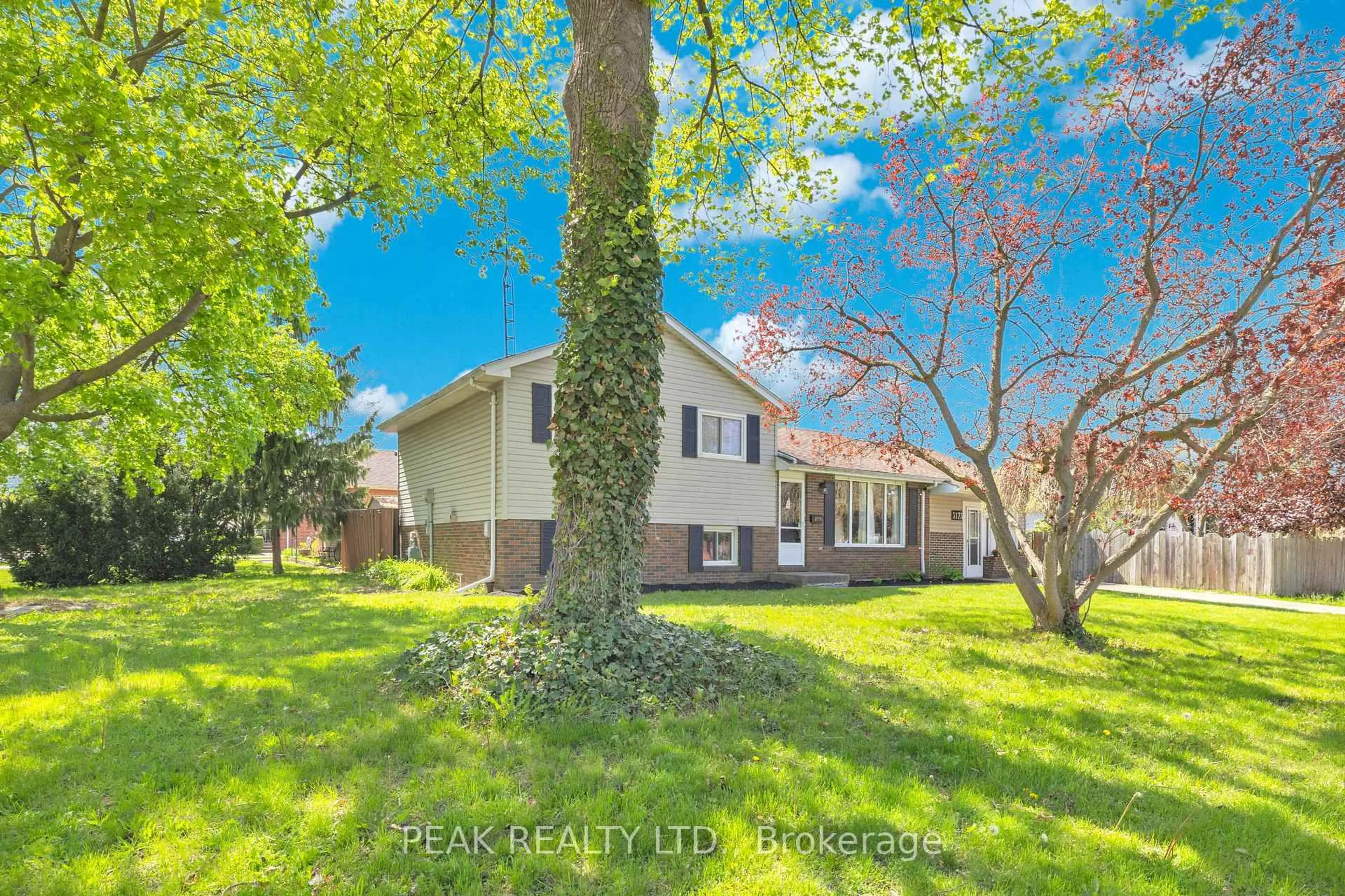A pic from outside/outdoor area/front of a property/back of a property/a pic from drone, street for 3173 Sussex Crt, Windsor Ontario N8T 2C5