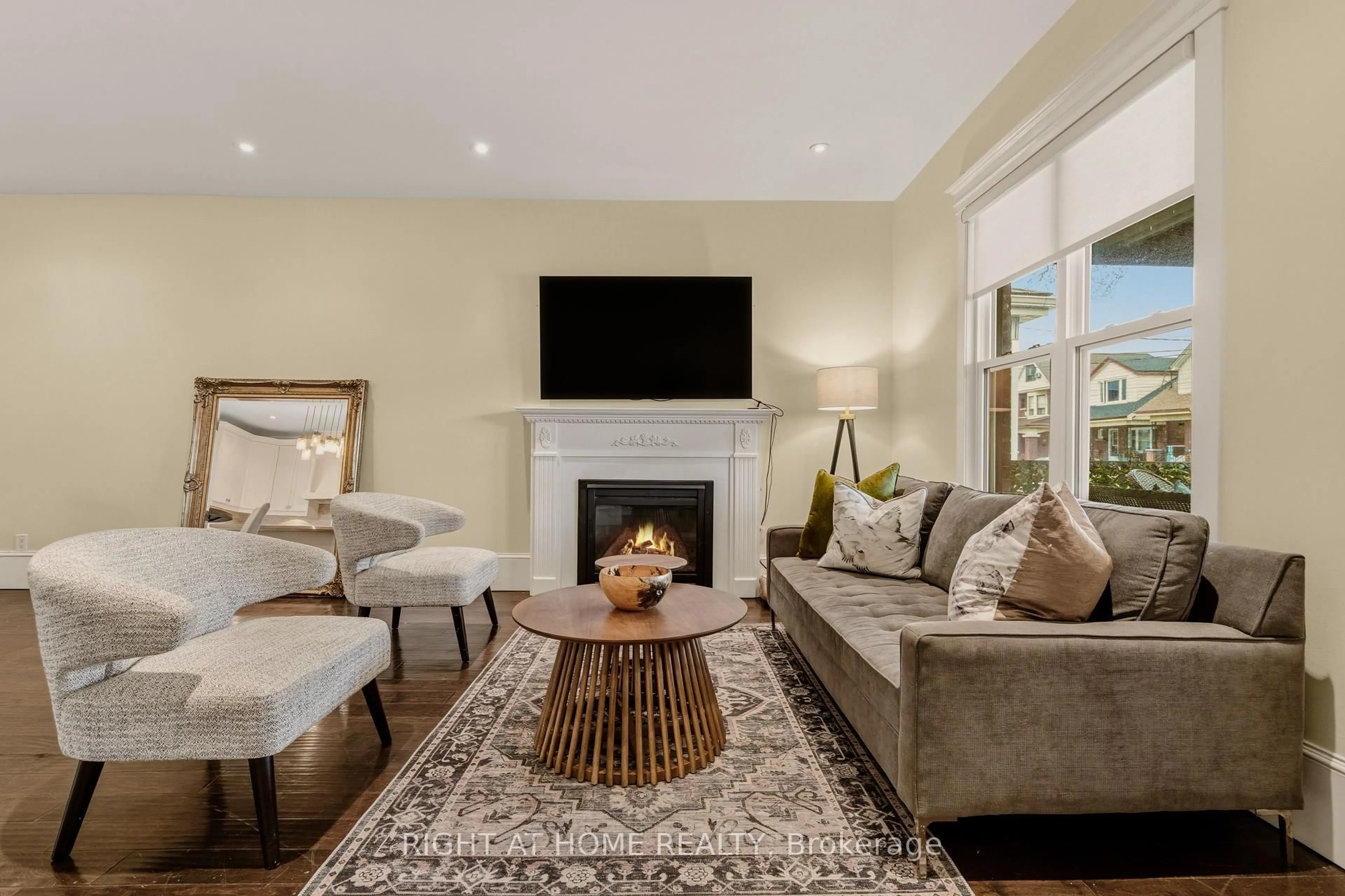 Living room with furniture, unknown for 104 Barnesdale Ave, Hamilton Ontario L8L 6S5