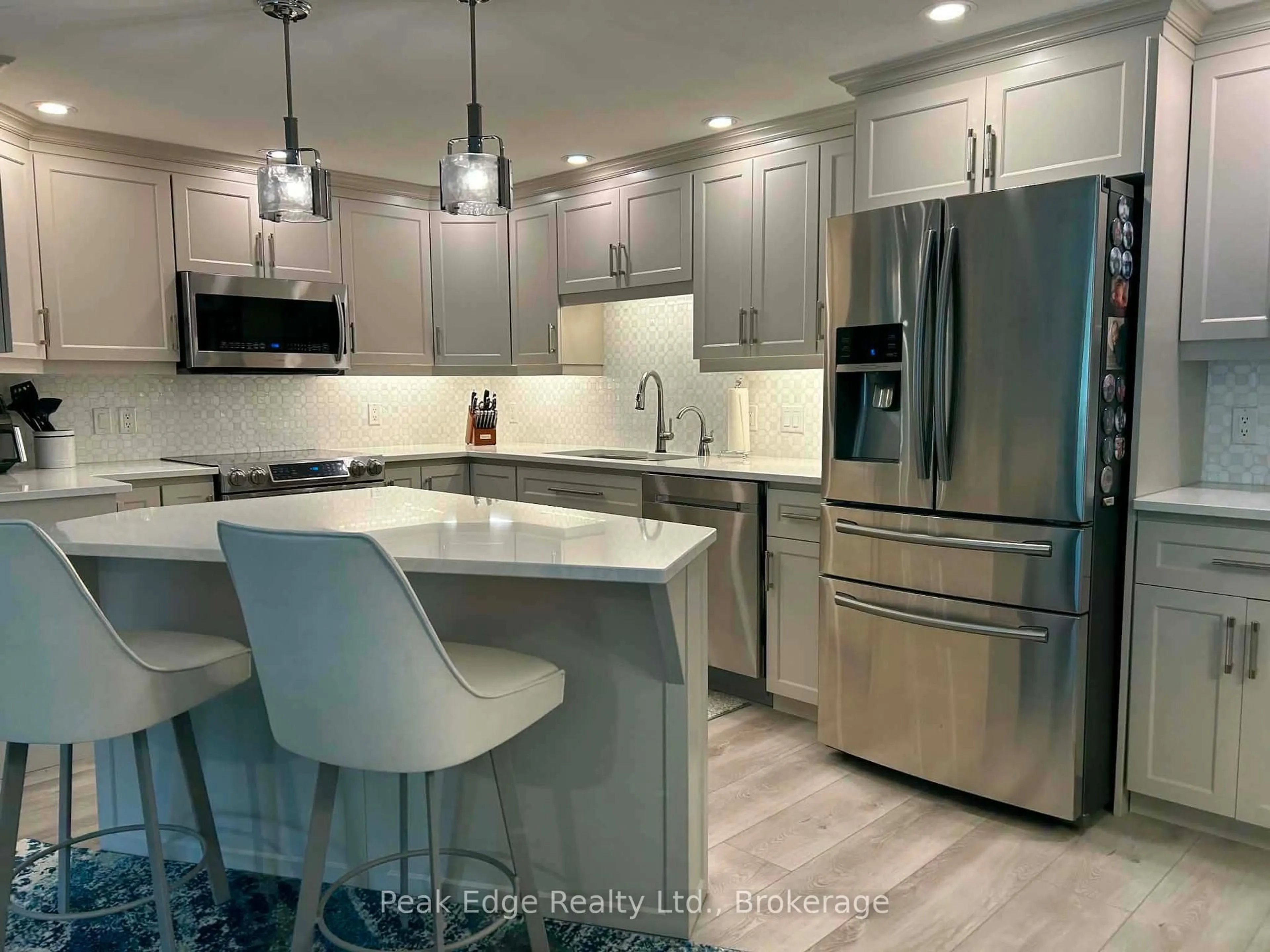 Contemporary kitchen, ceramic/tile floor for 125 WILLIAM St #208, Brockton Ontario N0G 2V0