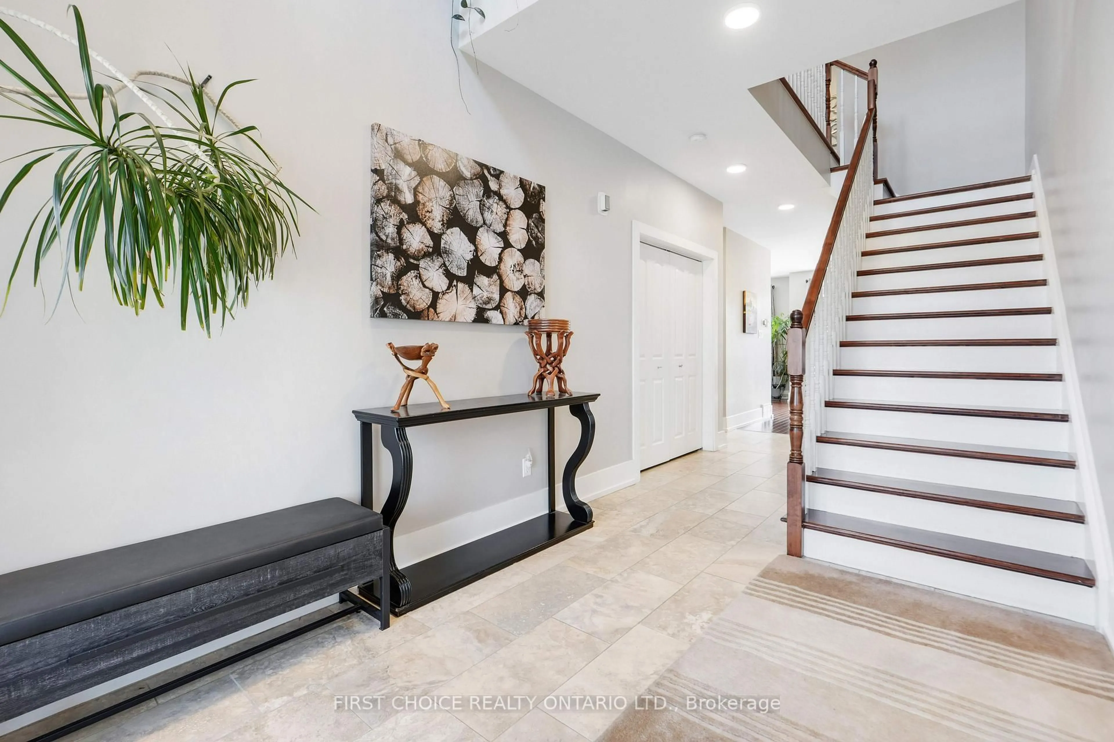 Indoor entryway for 38 Withrow Ave, Ottawa Ontario K2G 2H8