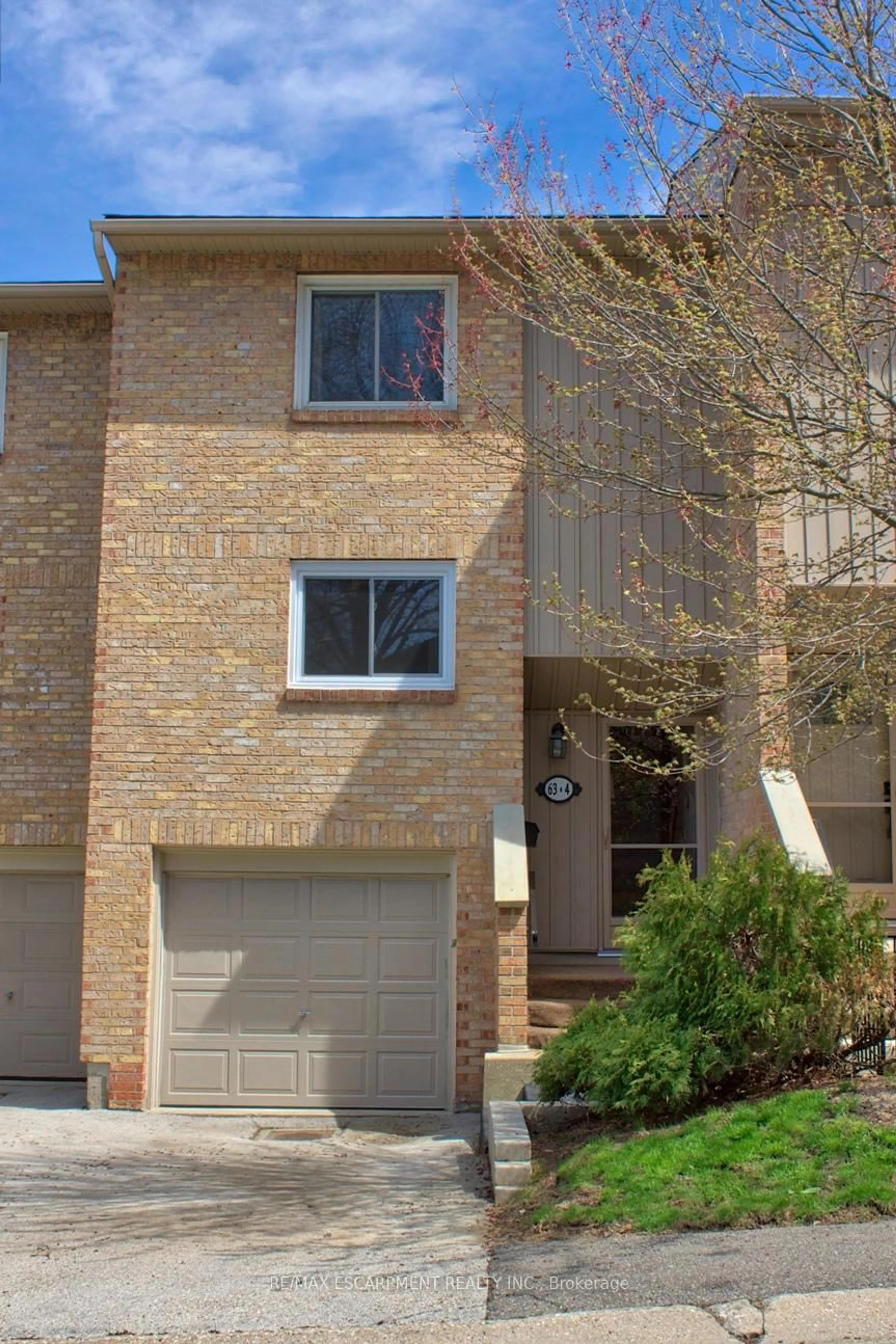 Home with brick exterior material, street for 63 Fonthill Rd #4, Hamilton Ontario L9C 6T1