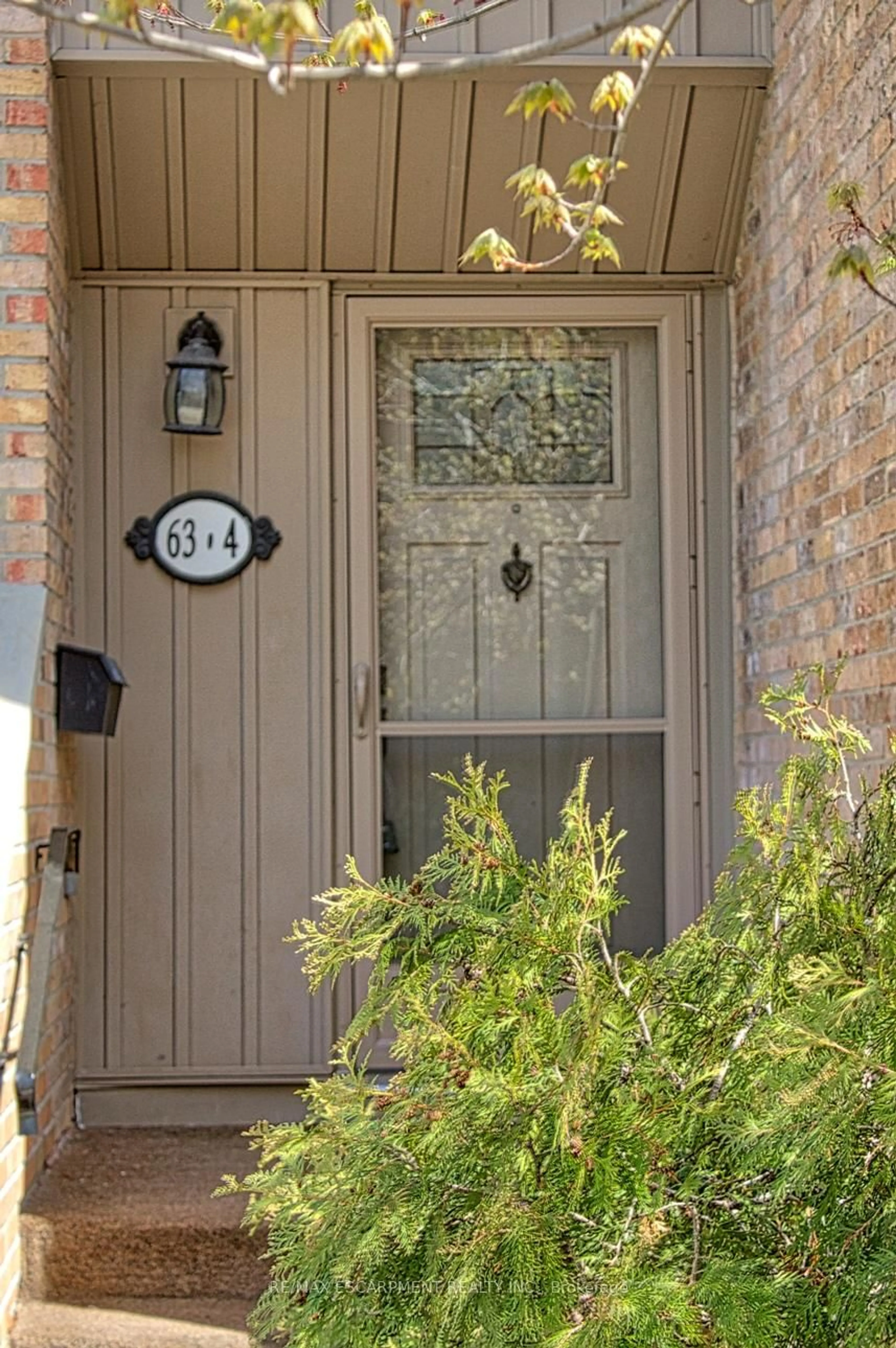 Indoor entryway for 63 Fonthill Rd #4, Hamilton Ontario L9C 6T1