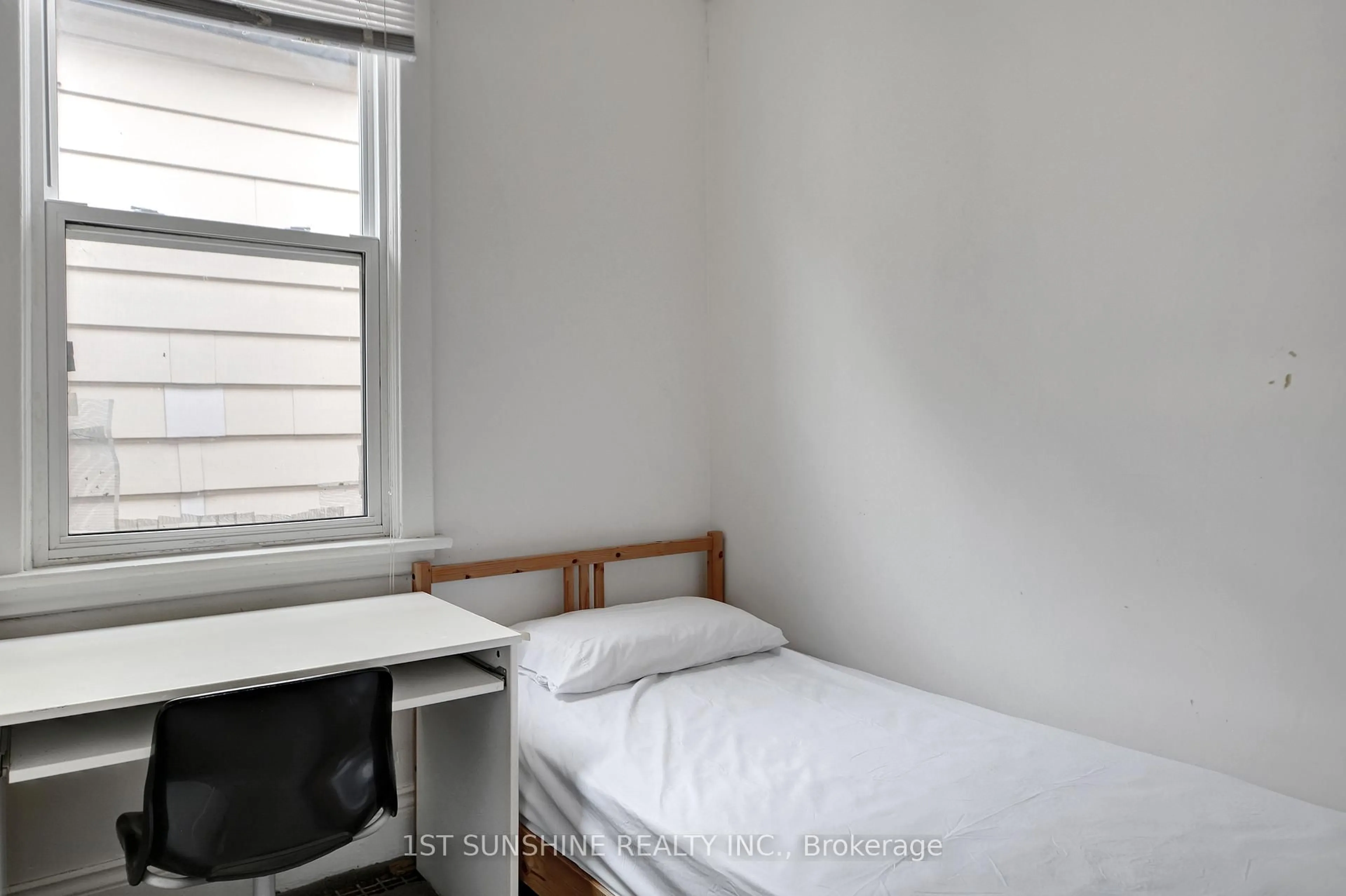 A pic of a room for 79 Royal Ave, Hamilton Ontario L8S 2C6
