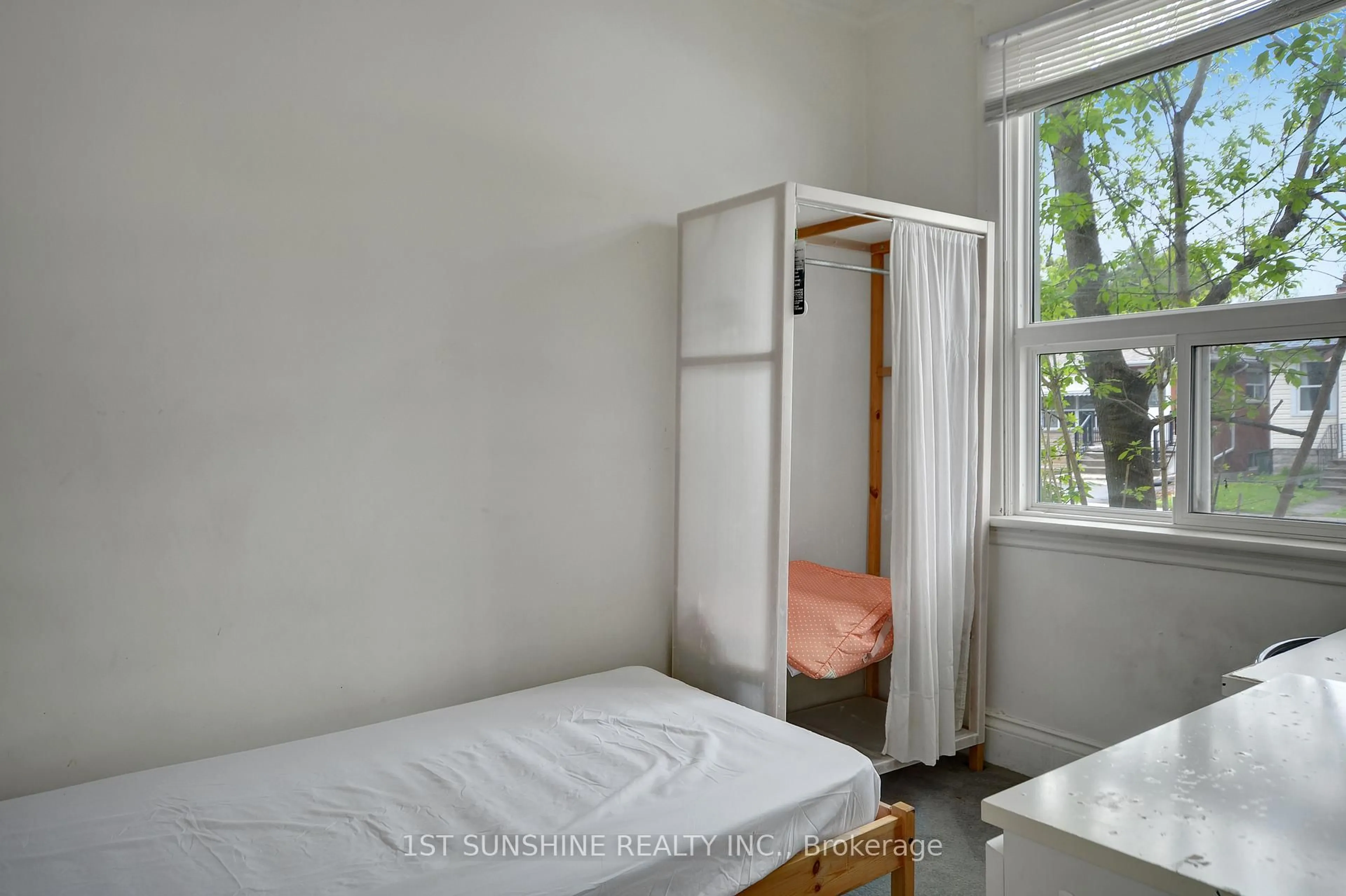 A pic of a room for 79 Royal Ave, Hamilton Ontario L8S 2C6