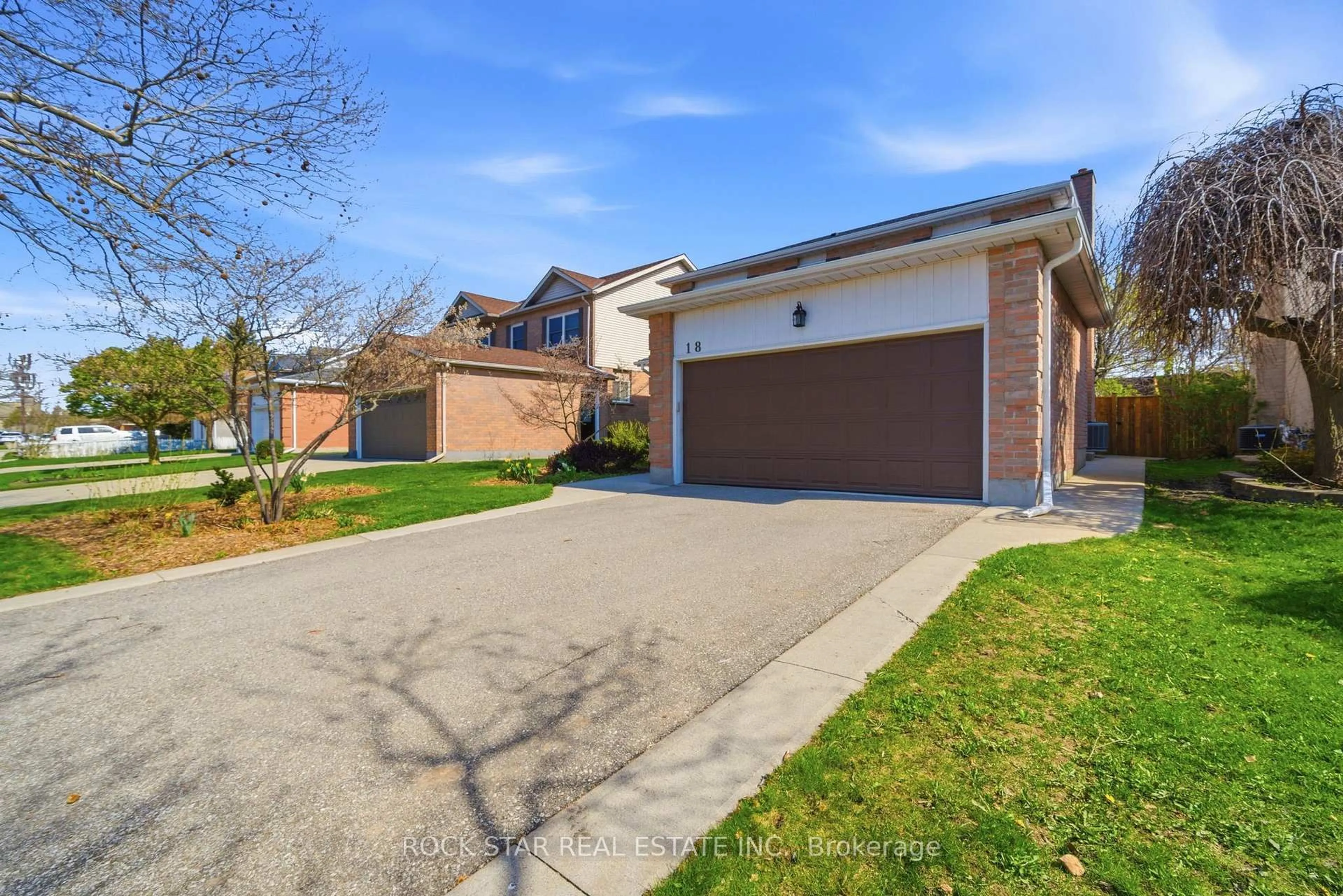 A pic from outside/outdoor area/front of a property/back of a property/a pic from drone, street for 18 Northforest Tr, Kitchener Ontario N2N 2Y7