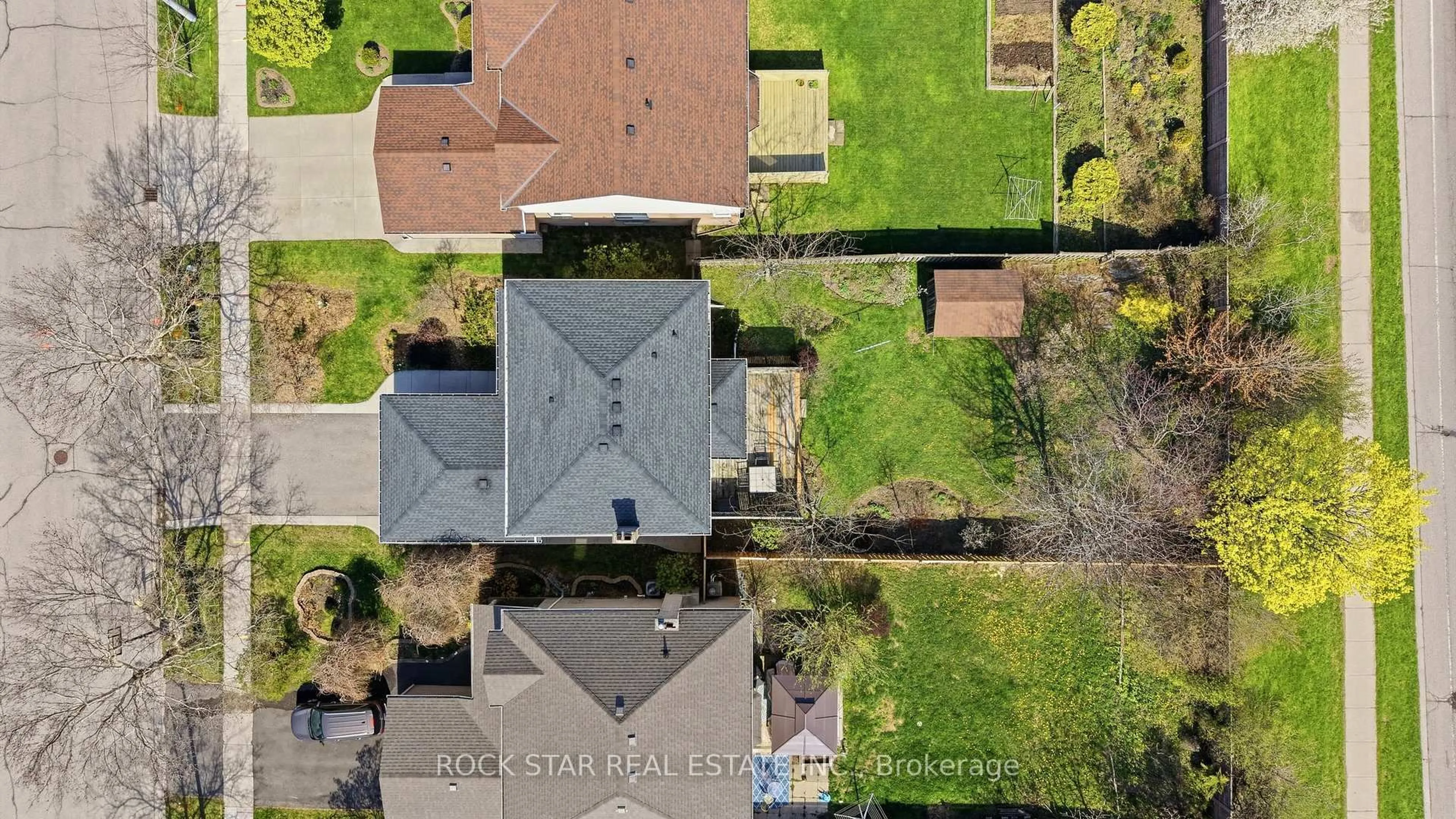 A pic from outside/outdoor area/front of a property/back of a property/a pic from drone, street for 18 Northforest Tr, Kitchener Ontario N2N 2Y7